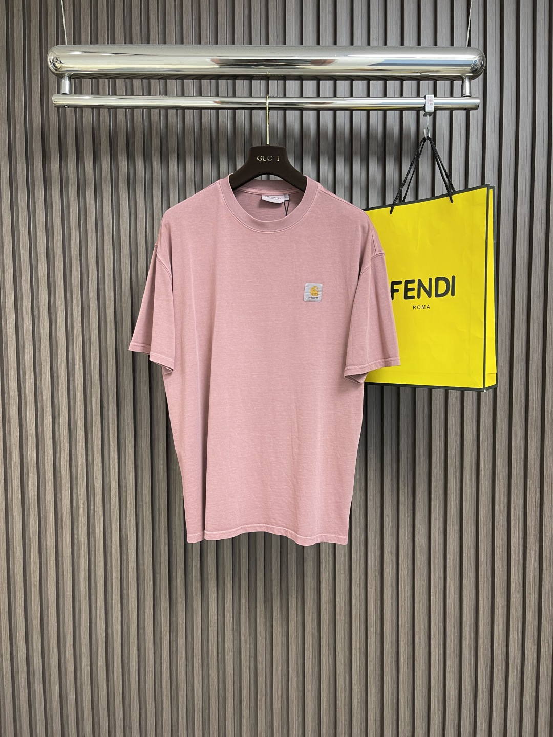 NO:411887,carhartt logo letter short-sleeved T-shirt, which uses pure cotton 12S fine cotton plain weaves, and the fabric is interwoven through plain weave structure. There are many yarn bending points, making the fabric have good firmness and wear resistance. The logo uses imported custom embroidery thread, with a glossy mercerized embroidery thread for fixed dyeing, uniform and glossy, and the overall line is straight and delicate. The fabric is comfortable and soft, and the color is consistent and has no color difference. It can be matched with the same style to create a fashionable look. It can be customized for various occasions, custom auxiliary materials, complete three standards, the same style for men and women!  Size M-XXL, T-shirt,tees,t-shirt,alexander wang19860909carhartt 徽标字母短袖T恤,采用纯棉12S精棉平纹,通过平纹组织方式交织而成的面料,纱线屈曲点也多,使得织物具有较好的坚牢度和耐磨性.徽标采用进口定做绣线,具有光泽感的丝光绣线进行定染,泽均匀有光泽度,整体走线平直细腻 面料舒适柔软 颜色一致无色差 能与同款搭配营造时尚造型,驾驭各种场合,定制辅料,三标齐全,男女同款！尺码M-XXL,,T-shirt,tees，t-shirt,alexander wang,Men's clothing