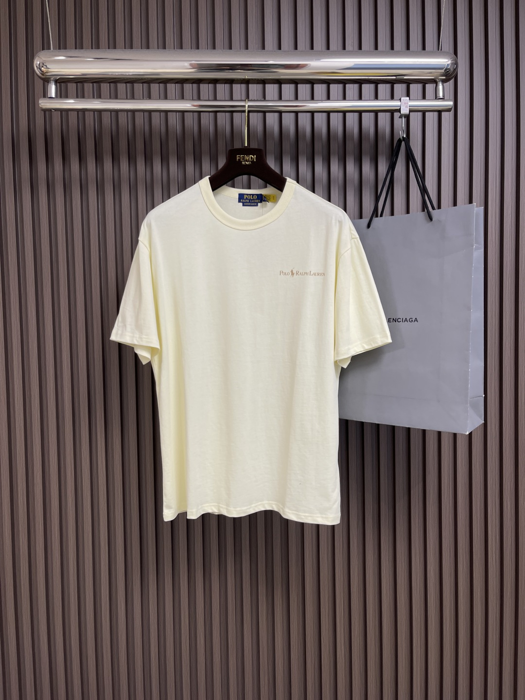 NO:411899,Ralph Lauren 2025ss summer new simple basic logo round neck T-shirt, same style for men and women, 32 260g hydrophilic toning pure cotton fabric is comfortable and soft, breathable, and is mainly high-end, cost-effective, good quality, no need to say much!  A variety of colors are available. You can try this gender-free style for boys and girls. It is elegant and elegant in every minute. Immerse yourself in your leisurely style, and your style is your own in retro style. Natural and vivid!  Highly recommended!  Size M-XXL, loro piana,tees,t-shirt,alexander wang19860909Ralph Lauren 拉夫 2025ss夏季新款简约基础logo圆领T恤 男女同款 32支260g亲水爽肤纯棉面料舒适柔软,透气性强,主打高端 性价比,好品质无需多说！多种颜色可选,这种无性别风格男生女生都可以尝试,分分钟雅痞的腔调.沉浸于你的一派悠然,复古中自有你的格调.自然、生动！强烈推荐！尺码M-XXL,,loro piana,tees，t-shirt,alexander wang,Men's clothing