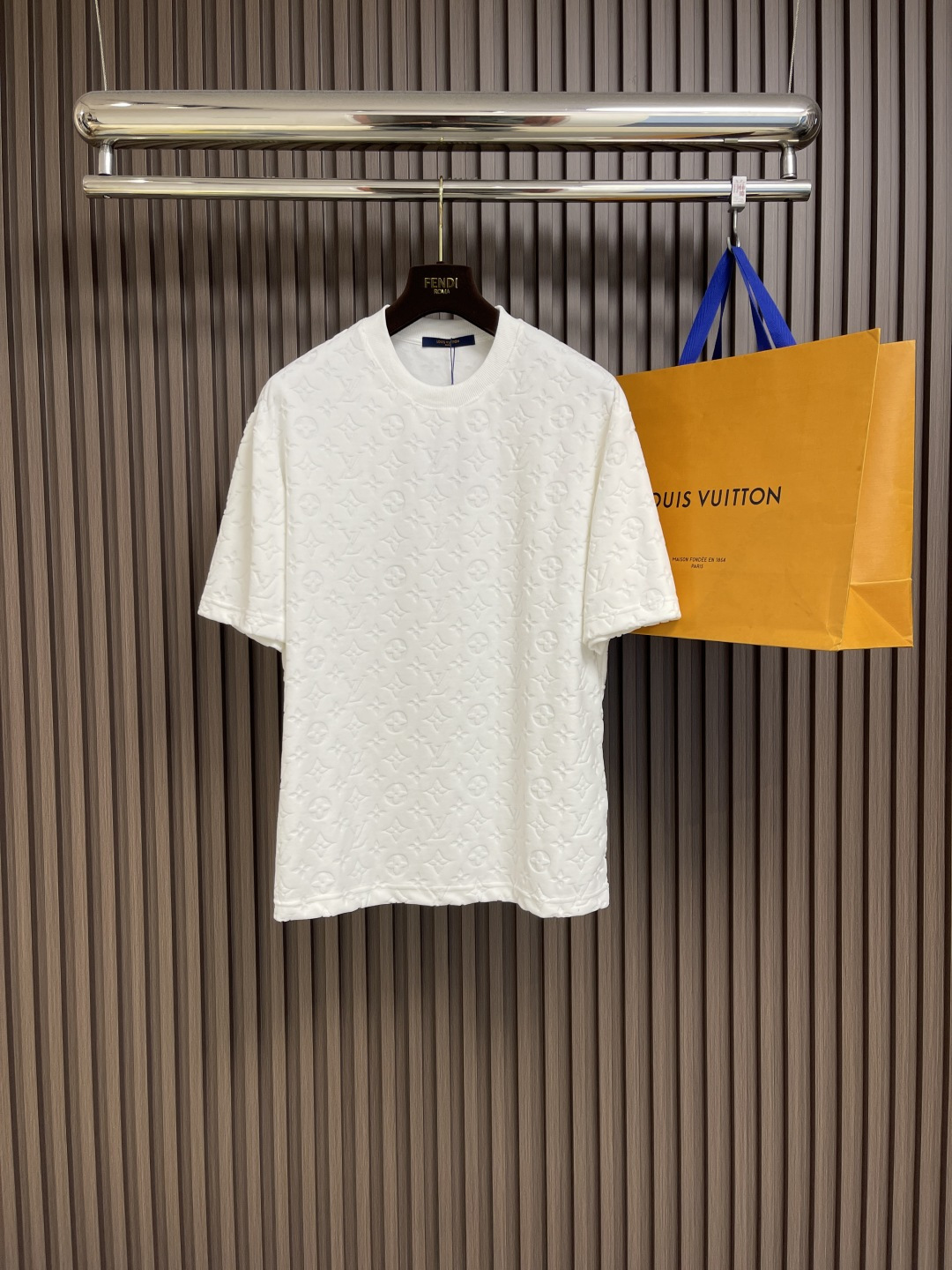 NO:411919,LV 2025ss Towel flocking presbyopia jacquard short-sleeved T-shirt, custom 360g towel fabric, custom rayon. Full Monogram pattern jacquard, the details are consistent. Paired with rotator sleeve tailoring and neck chain details, release the fresh and leisurely style, full infrared alignment positioning and tailoring garment, back collar craft, rotator sleeve craft is exactly the same. Size S-XL,,louis vuitton, T-shirt,tees, t-shirt,alexander wang19860909LV 2025ss 毛巾植绒老花提花短袖T恤,定制360g毛巾面料,定制的人造丝.全幅Monogram 图案提花,细节版型做到与一致.搭配沉肩袖剪裁与颈部链条细节,释放清新闲适之风,全红外对位定位剪裁成衣,后领工艺,肩袖工艺完全相同.尺码S-XL,,louis vuitton,T-shirt,tees，t-shirt,alexander wang,Men's clothing