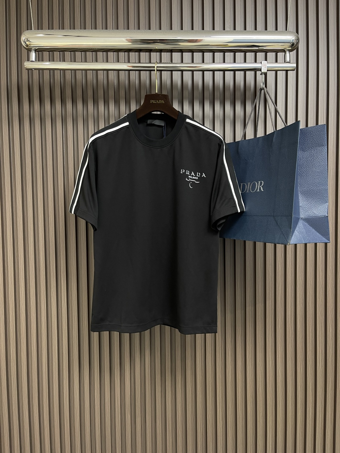 NO:162265,The complete set of Prada contrasting short-sleeved T-shirt shorts suit, double shoulder knitted brand webbing decoration, bright and unique design, delicate and exquisite, generous and fashionable, 270 grams of heavy long velvet cotton with soft and comfortable texture, delicate and smooth skin, same style for men and women, complete three standards, and will not deform after washing for a long time. Size M-3XL,,prada, shorts, T-shirt,tees, t-shirt,alexander wang19860909整套prada 撞色短袖T恤短裤套装,双肩一体针织品牌织带装饰,设计亮眼独特,细致精巧,大方而时尚,面料取用270高克重长绒棉,质地柔软舒适,肤感细腻爽滑,男女同款,三标齐全,久洗不变形.尺码M-3XL,,prada,shorts,T-shirt,tees，t-shirt,alexander wang,Men's clothing