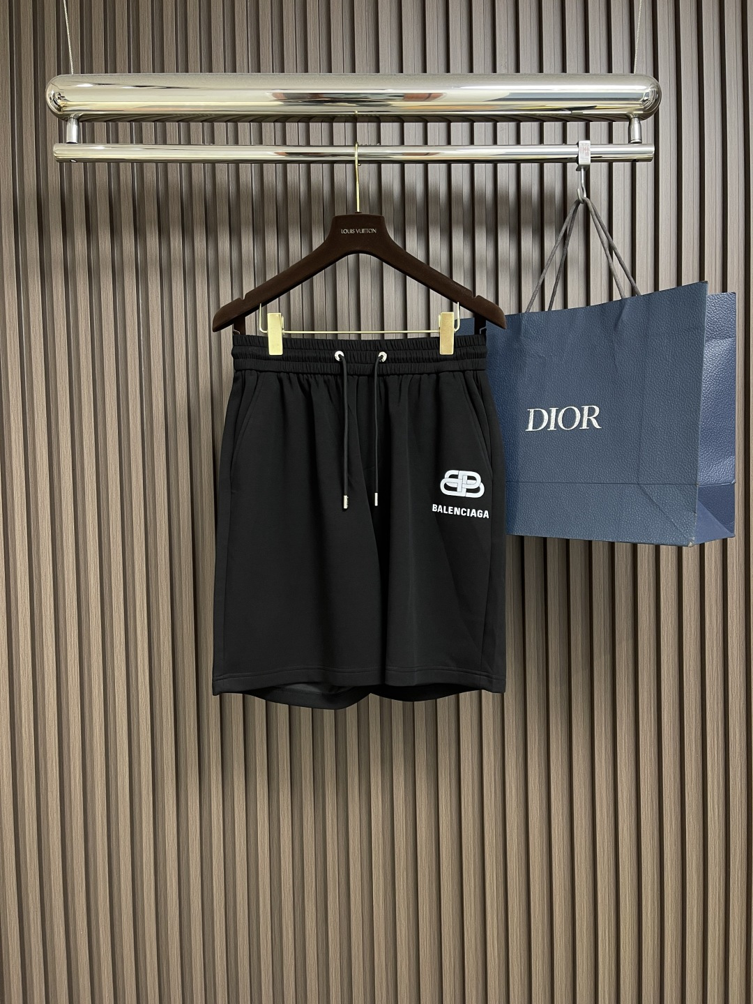 NO:162312,Balenciaga interlock printed sports shorts, using customized cotton terry fabric, weighing 360g, the fabric is comfortable and skin-friendly, breathable and sweat-absorbing, the front is equipped with brand letter logo, the tape hot picture is customized with imported materials, the size is the same as the original, the high temperature is 180 degrees hot press, the washing water fades slightly, presenting a retro effect, and it also increases the feel of the fabric and achieves a fixed pattern effect. It can be matched with multiple types of clothing to create a fashionable look, customized auxiliary materials, complete three standards, the same style for men and women!  Size M-3XL, balenciaga, shorts, alexander wang19860909balenciaga 互扣印花运动短裤,采用定制棉质毛圈面料,克重360g,面料舒适亲肤,透气吸汗,前幅带有品牌字母徽标,胶带烫图采用进口材料定做,尺寸都与原版一致,高温180度烫压,洗水轻微褪色,呈现出复古效果,同时也增加面料手感与做到固定版型效果,能与多类型服饰搭配营造时尚造型,定制辅料,三标齐全,男女同款！尺码M-3XL,,balenciaga,shorts,alexander wang,Men's clothing