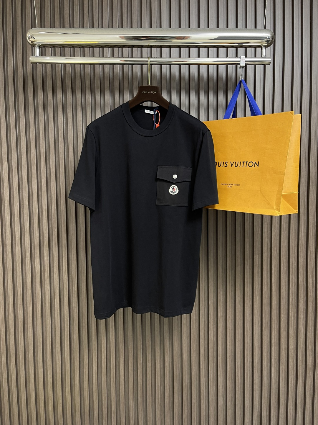 NO:162245,Moncler logo pocket short-sleeved T-shirt, custom water-rhyme Moore plain weave brocade, pure black tone, setting a versatile tone, the chest pocket becomes the visual focus, the iconic Moncler logo embroidery embroidery on it, just like the finishing touch, adding brand recognition, adding a touch of agility and layering, the overall line is straight and delicate, the fabric is comfortable and soft, the color is consistent and there is no color difference, it can be matched with the same style to create a fashionable look, control various occasions, customize auxiliary materials, complete three standards, the same style for men and women!  Size S-XL, christian louboutin, T-shirt,tees, t-shirt,alexander wang19860909Moncler 标识口袋短袖T恤,定制水韵摩尔平纹织锦 纯黑基调 奠定百搭基调 胸前口袋成为视觉焦点标志性Moncler标识绣标点缀其上 恰似点睛之笔 增添品牌辨识度 增添一抹灵动与层次,整体走线平直细腻,面料舒适柔软,颜色一致无色差 能与同款搭配营造时尚造型,驾驭各种场合,定制辅料,三标齐全,男女同款！尺码S-XL,,christian louboutin,T-shirt,tees，t-shirt,alexander wang,Men's clothing