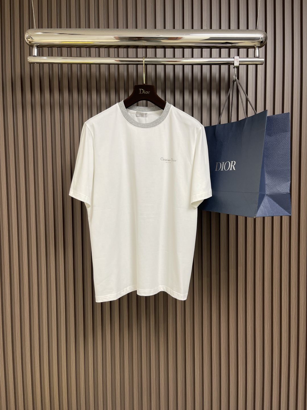 NO:162313,DIOR contrast collar logo printed short-sleeved T-shirt, using 270g wash cotton, 36 double yarns are stable, the fabric is comfortable and soft, skin-friendly and breathable, tight and thick feel, four-line dense edges, double-line collar edges, double-needle chain bottom edges, embellished with brand letter logo prints, fine workmanship, overall line is straight and delicate, the fabric is comfortable and soft, the color is consistent and there is no color difference. It can be matched with the same style to create a fashionable look, control various occasions, customized auxiliary materials, complete three standards, the same style for men and women!  Size XS-L,dior,T-shirt,tees,t-shirt,alexander wang19860909DIOR 撞色领logo印花短袖T恤,采用270g洗水棉,36支双纱平稳,面料舒适柔软,亲肤透气,紧密挺厚手感,四线密边,双线领山边,双针锁链底包边包线,饰以品牌字母标识印花点缀,做工精细,整体走线平直细腻,面料舒适柔软,颜色一致无色差 能与同款搭配营造时尚造型,驾驭各种场合,定制辅料,三标齐全,男女同款！尺码XS-L,,dior,T-shirt,tees，t-shirt,alexander wang,Men's clothing