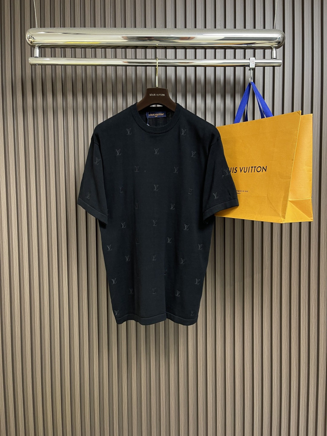 NO:162260,LV full-body embroidered short-sleeved T-shirt, the fabric is made of bead floor cotton, imported Tajima machine embroidery, the overall thread is straight and delicate, the fabric is comfortable and soft, the color is consistent and no color difference, it can be matched with the same style to create a fashionable look, control various occasions, customize auxiliary materials, complete three standards, the same style for men and women!  Size S-XL, louis vuitton, T-shirt,tees, t-shirt,alexander wang19860909LV 全身刺绣短袖T恤,面料采用珠地棉,进口田岛机刺绣,整体走线平直细腻,面料舒适柔软,颜色一致无色差 能与同款搭配营造时尚造型,驾驭各种场合,定制辅料,三标齐全,男女同款！尺码S-XL,,louis vuitton,T-shirt,tees，t-shirt,alexander wang,Men's clothing