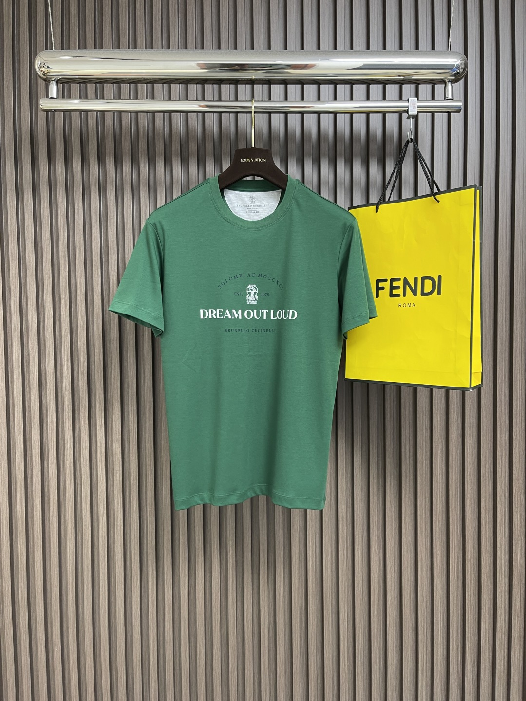 NO:162250,Brunello Cucinelli BC letter logo printed round neck T-shirt. Early spring series, customized long lemon cotton, cotton is soft and comfortable, light and breathable, simple and atmospheric, low-key and luxurious, and productive!  The chest is decorated with BC logo print, breaking the monotony of solid color design, elegant and generous. It also has brand recognition. Size M-3XL, brunello cucinelli,tees, t-shirt, alexander wang19860909Brunello Cucinelli BC 字母logo印花圆领T恤.早春系列,客供定制长绒棉、棉质柔软舒适、轻盈透气,简约大气、低调奢华、有品！胸前饰以BC徽标印花,打破纯色设计的单调感,优雅大方.又具有品牌辨识度.尺码M-3XL,,brunello cucinelli,tees，t-shirt,alexander wang,Men's clothing