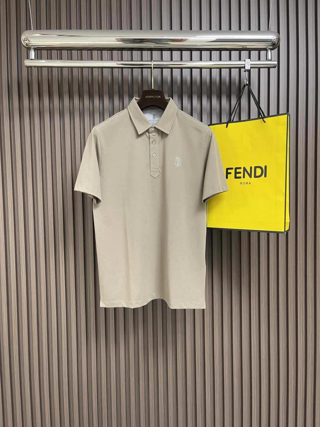 NO:162252,Brunello Cucinelli Italian clothing luxury brand 2025SS spring and summer new product, chest logo embroidery POLO shirt. The imported mercerated hexagonal beads cotton in Wakayama Prefecture, Japan is not only a false name. Round knitting machine hexagonal beads, with larger beads and more stable and breathable structure. BC exquisite edge-covered patch embroidery, contrasting color jacquard mercerated flat collar and cuffs, wash casually without deformation. Size M-3XL, brunello cucinelli, alexander wang19860909Brunello Cucinelli 意大利服装奢侈品牌 2025SS春夏新品,胸前logo刺绣POLO衫.日本和歌山县进口丝光六角珠迪棉,绝不只虚名.圆编针织机六角珠迪,珠更大,结构稳定更透气.BC精致包边贴布刺绣 , 撞色提花的丝光扁机领和袖口,随便洗涤不变形.尺码M-3XL,,brunello cucinelli,alexander wang,Men's clothing