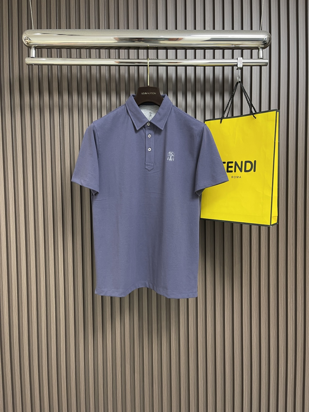 NO:161056,Brunello Cucinelli Italian clothing luxury brand 2025SS spring and summer new product, chest logo embroidery POLO shirt. The imported mercerated hexagonal beads cotton in Wakayama Prefecture, Japan is not only a false name. Round knitting machine hexagonal beads, with larger beads and more stable and breathable structure. BC exquisite edge-covered patch embroidery, contrasting color jacquard mercerated flat collar and cuffs, wash casually without deformation. Size M-3XL, brunello cucinelli, alexander wang19860909Brunello Cucinelli 意大利服装奢侈品牌 2025SS春夏新品,胸前logo刺绣POLO衫.日本和歌山县进口丝光六角珠迪棉,绝不只虚名.圆编针织机六角珠迪,珠更大,结构稳定更透气.BC精致包边贴布刺绣 , 撞色提花的丝光扁机领和袖口,随便洗涤不变形.尺码M-3XL,,brunello cucinelli,alexander wang,Men's clothing