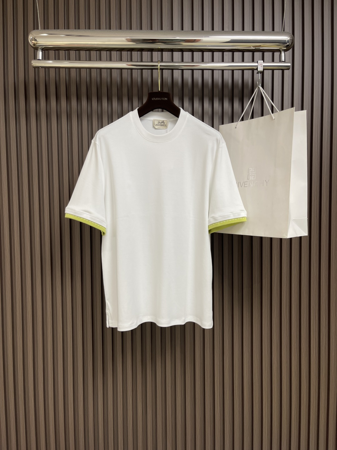 NO:161072,Hermes 2025ss spring and summer new elastic round neck T-shirt, men's fashionable contrasting color short-sleeved T-shirt!  In summer, you want to wear it to reduce age and show vitality. A classic and endless basic shirt is a must-have versatile product for men in summer. Whether you are in business office or in casual travel, it can switch to various styles and perfect occasions and figures for you as you wish!  ,It is very cool and comfortable to wear in summer, the fabric feels smooth and comfortable, light and breathable, the upper body is cool and pleasant, and it will not feel stuffy at all. It is extremely skin-friendly and the workmanship and wiring details are exquisite and perfect. It is the first choice for men's high-end size S-XL,, hermes, hermes, T-shirt, tees, t-shirt, alexander wang19860909hermes 爱马仕2025ss春夏新款弹力圆领T恤,男士时尚撞色短袖T恤！夏季想要穿得减龄又显活力,经典且百穿不厌的基础衫,男士夏日必备的百搭神品,无论你是商务办公还是休闲出行,它都能随心所欲的为你切换各种风格完美不挑场合与身形！,夏天穿非常凉快舒服面料触感爽滑舒适,轻薄透气,上身凉爽宜人,一点都不会觉得闷热,极致亲肤的穿着,做工与走线细节更是精湛到完美至极,男士高端首选 尺码S-XL,,hermes,hermes,T-shirt,tees，t-shirt,alexander wang,Men's clothing