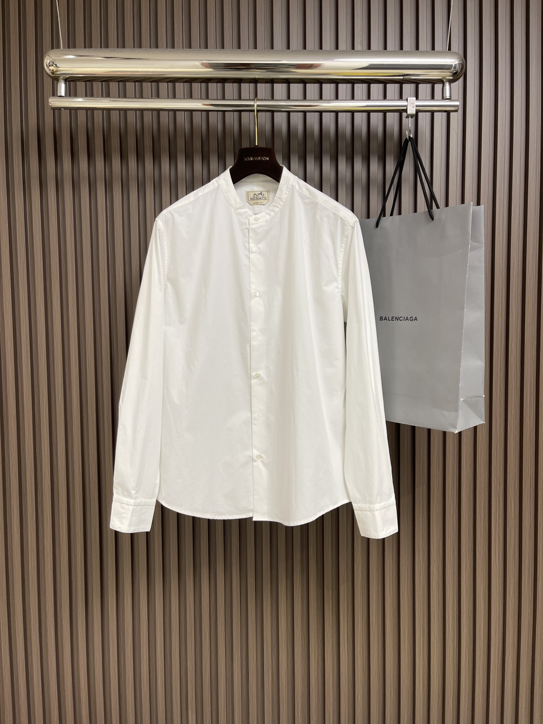 NO:162251,Hermes 2025SS summer new product HE Coup double straight shirt, solid color cotton poplin straight shirt. Pure mother-of-pearl buttons on the chest, single-fold cuffs with palladium-plated hardware buttons, size 39-40-41-42,,hermes,shirts,alexander wang19860909hermes 2025SS夏季新品HE Coup double直筒衬衫,纯色棉府绸直筒衬衫.胸前纯珍珠母贝纽扣,单叠袖口饰有镀钯五金纽扣,尺码39-40-41-42,,hermes,shirts,alexander wang,Men's clothing