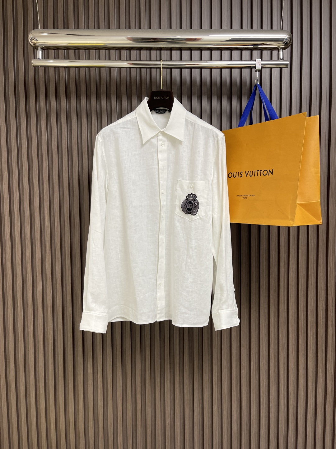 NO:162263,DG DolceGabbana 2025 spring and summer new heraldic linen long-sleeved shirt, golden silk embroidered beaded velvet splicing on the chest, customized fabric, breathable and comfortable, impeccable details, delicate and soft feel!  Present casual cut, size 39-40-41-42, Dolce & Gabbana, Dolce & Gabbana, Dolce & Gabbana, Shirts, alexander wang19860909DG DolceGabbana 杜嘉班纳 2025春夏新款纹章拼饰亚麻长袖衬衫,胸口金色丝刺绣串珠绒面拼接,定制面料 透气舒适度高,细节无可挑剔,手感细腻柔软！呈现休闲裁剪,尺码39-40-41-42,,Dolce&Gabbana,Dolce&Gabbana,Dolce&Gabbana,shirts,alexander wang,Men's clothing