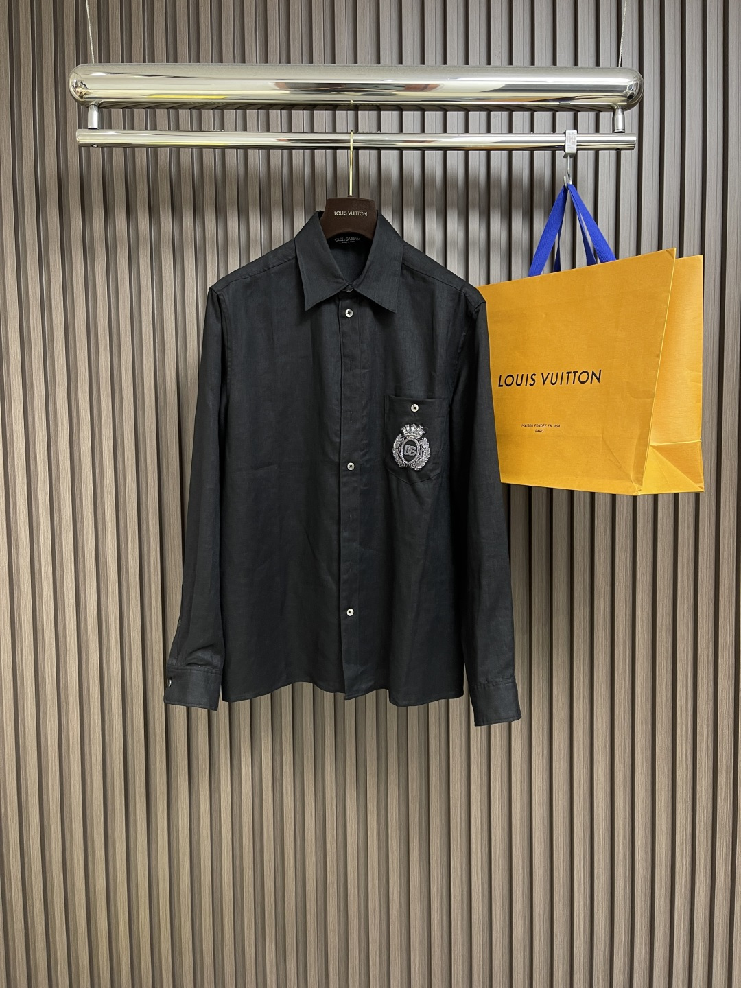 NO:161080,DG DolceGabbana 2025 spring and summer new heraldic linen long-sleeved shirt, golden silk embroidered beaded velvet splicing on the chest, customized fabric, breathable and comfortable, impeccable details, delicate and soft feel!  Present casual cut, size 39-40-41-42, Dolce & Gabbana, Dolce & Gabbana, Dolce & Gabbana, Shirts, alexander wang19860909DG DolceGabbana 杜嘉班纳 2025春夏新款纹章拼饰亚麻长袖衬衫,胸口金色丝刺绣串珠绒面拼接,定制面料 透气舒适度高,细节无可挑剔,手感细腻柔软！呈现休闲裁剪,尺码39-40-41-42,,Dolce&Gabbana,Dolce&Gabbana,Dolce&Gabbana,shirts,alexander wang,Men's clothing