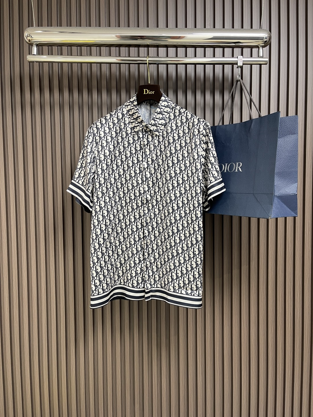 NO:161074,The whole set is not sold. Dior 2025ss Spring and Summer new silk twill fabric stripes and Oblique printed short-sleeved shirt and shorts set, this highlights the classic Oblique print. It is carefully crafted with silk twill fabric and decorated with stripes, paired with a comfortable and casual style and straight bottom edge. It can be matched with the matching to make the shape more refined. Size 39-40-41-42,,dior, shorts,shirts,T-shirt,alexander wang19860909整套不拆卖 Dior 2025ss春夏新款丝绸斜纹面料条纹和Oblique 印花短袖衬衫短裤套装,这款突显经典的 Oblique 印花.采用丝绸斜纹面料精心制作,饰以条纹,搭配舒适休闲的版型和直筒底边.可与配套的搭配,令造型更加精致.尺码39-40-41-42,,dior,shorts,shirts,T-shirt,alexander wang,Men's clothing