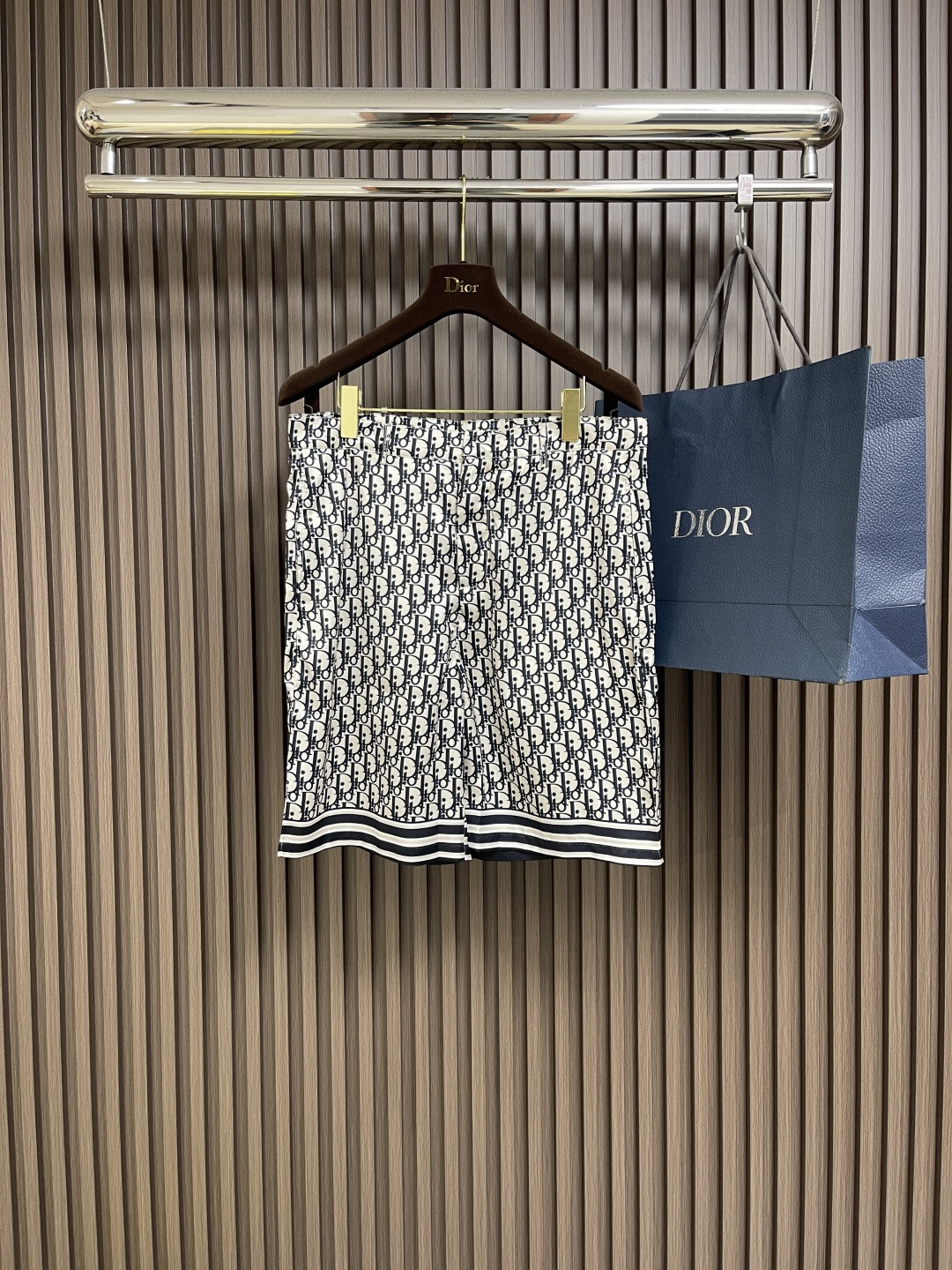 NO:162253,The whole set is not sold. Dior 2025ss Spring and Summer new silk twill fabric stripes and Oblique printed short-sleeved shirt and shorts set, this highlights the classic Oblique print. It is carefully crafted with silk twill fabric and decorated with stripes, paired with a comfortable and casual style and straight bottom edge. It can be matched with the matching to make the shape more refined. Size 39-40-41-42,,dior, shorts,shirts,T-shirt,alexander wang19860909整套不拆卖 Dior 2025ss春夏新款丝绸斜纹面料条纹和Oblique 印花短袖衬衫短裤套装,这款突显经典的 Oblique 印花.采用丝绸斜纹面料精心制作,饰以条纹,搭配舒适休闲的版型和直筒底边.可与配套的搭配,令造型更加精致.尺码39-40-41-42,,dior,shorts,shirts,T-shirt,alexander wang,Men's clothing