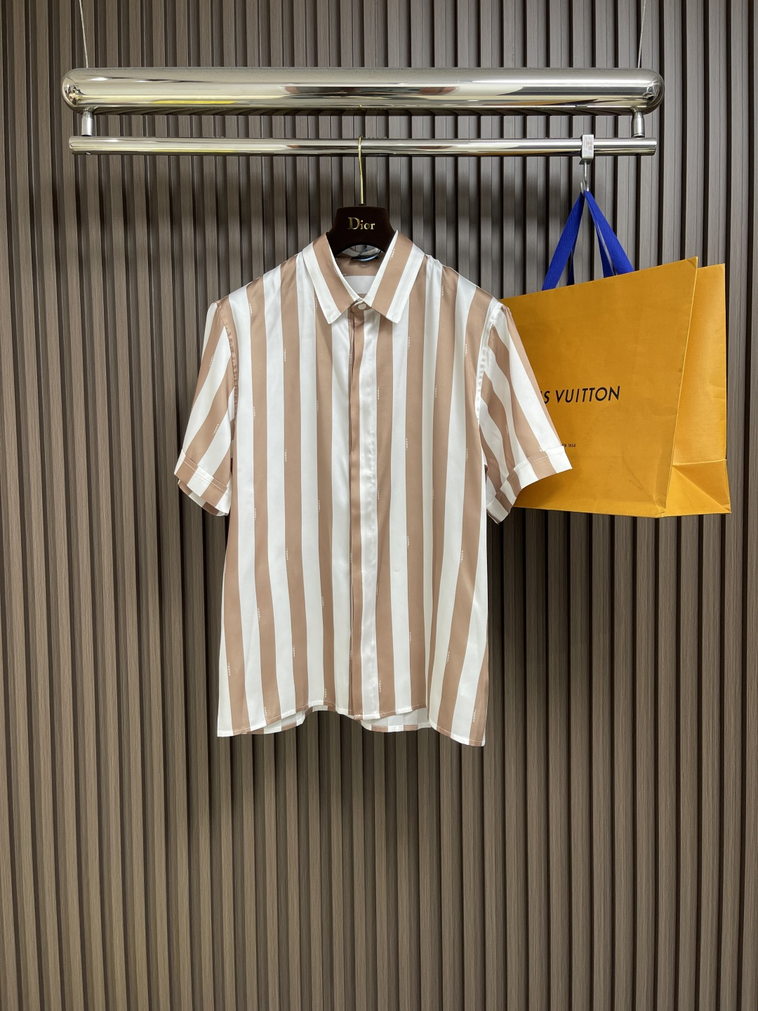 NO:162261,Top Shorts P fendi 2025SS Summer New Vertical Striped Short Sleeve Shirt Shorts Set, Beige Pequin Mulberry Silk Shirt, Italian Fashion Collar Shorts Sleeve Shirt. Standard tailoring style. Concealed buckle closure. White and beige iconic Pequin Stripe pattern Mulberry Silk Material. Size S-XL, Fendi, shorts, Shirts, T-shirt, alexander wang19860909上衣 短裤P fendi 2025SS夏季新款竖条纹短袖衬衫短裤套装,米色Pequin桑蚕丝衬衫,意大利时尚领短袖衬衫.标准剪裁款式.暗扣开合.白色和米色标志性Pequin条纹图案桑蚕丝材质.尺码S-XL,,fendi,shorts,shirts,T-shirt,alexander wang,Men's clothing