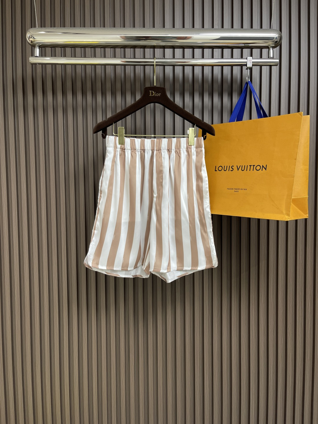 NO:161078,Top Shorts P fendi 2025SS Summer New Vertical Striped Short Sleeve Shirt Shorts Set, Beige Pequin Mulberry Silk Shirt, Italian Fashion Collar Shorts Sleeve Shirt. Standard tailoring style. Concealed buckle closure. White and beige iconic Pequin Stripe pattern Mulberry Silk Material. Size S-XL, Fendi, shorts, Shirts, T-shirt, alexander wang19860909上衣 短裤P fendi 2025SS夏季新款竖条纹短袖衬衫短裤套装,米色Pequin桑蚕丝衬衫,意大利时尚领短袖衬衫.标准剪裁款式.暗扣开合.白色和米色标志性Pequin条纹图案桑蚕丝材质.尺码S-XL,,fendi,shorts,shirts,T-shirt,alexander wang,Men's clothing