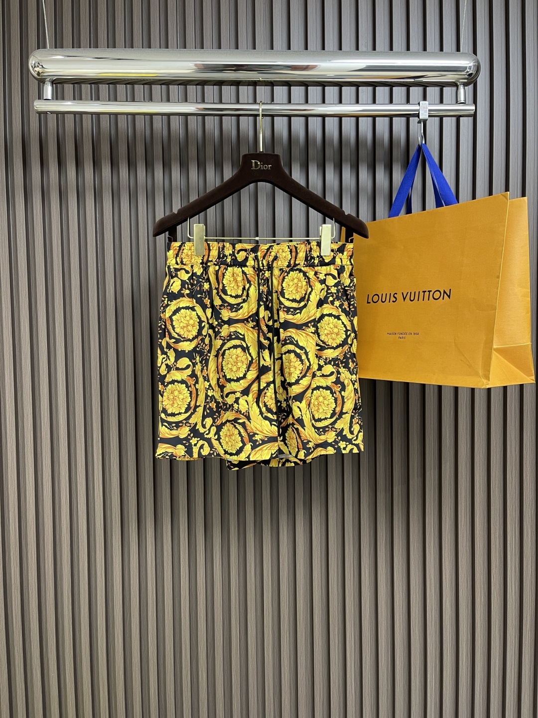 NO:162257,Versace Men's mid-length Barocco swimming trunk casual pants, this mid-length swim trunk is decorated with the iconic Barocco print and elastic drawstring waist. Gold Barocco print, adjustable drawstring. Size S-XL, versace, versace, alexander wang19860909versace范思哲 男士中长款Barocco泳裤休闲裤,此款中长款泳裤饰有标志性的Barocco印花和松紧抽绳腰边.Gold Barocco印花,可调节抽绳.尺码S-XL,,versace,versace,alexander wang,Men's clothing