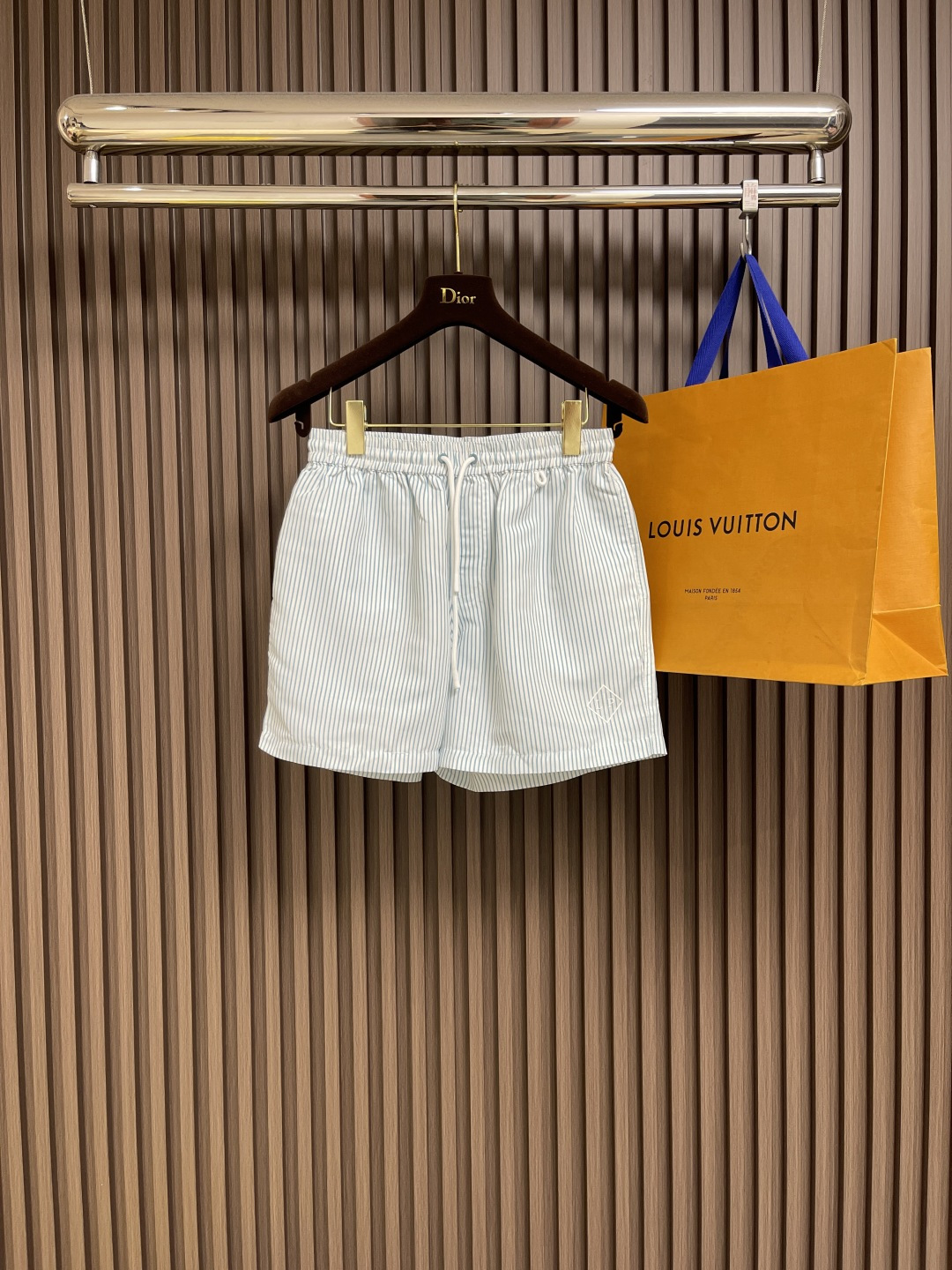 NO:162295,LP loro piana 2025ss spring and summer new men's casual shorts, in the classic style of Daneu swimming shorts, adds a touch of exquisite texture to relaxing beach time. The thoughtful design turns simple beach shorts into a distant and elegant story. The middle waist front side pocket, the back pocket is equipped with a flip and Velcro strap, an elastic waist head, with an adjustable drawstring, and the left trouser leg is decorated with rubber-treated Loro Piana letter logo; the rubber drawstring end is decorated with Loro Piana. Size S-XL,,loro pigaana,loro pigaana, shorts,alexander wang19860909LP loro piana 2025ss春夏新款男士休闲短裤,在经典版型的Daneu游泳短裤中,为轻松的海边时光增添了一丝精致质感.贴心的设计将简约的沙滩短裤变成遥远优雅的故事.中腰正面侧袋,后袋配有翻盖和魔术贴饰带,松紧腰头,配以可调节抽绳,左裤腿饰以橡胶处理Loro Piana字母标识；橡胶抽绳末端饰以Loro Piana字样.尺码S-XL,,loro piana,loro piana,shorts,alexander wang,Men's clothing