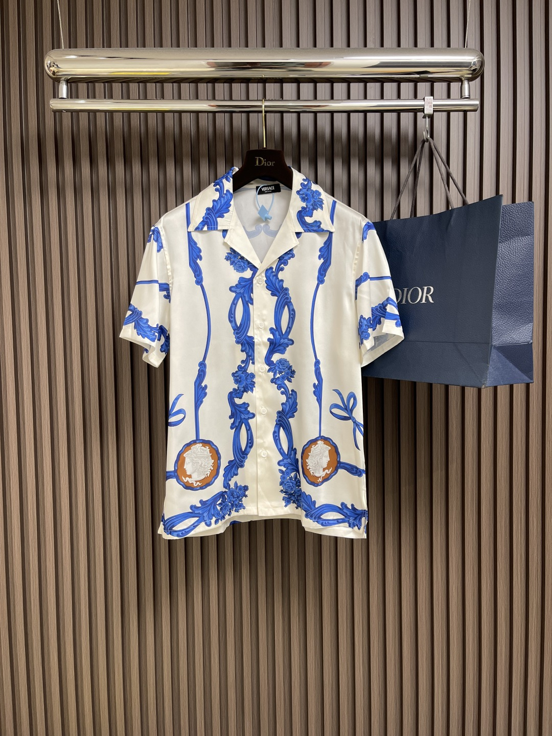 NO:162287,The whole set is not sold. VERSACE VERSE plant pattern technology silk short-sleeved shirt and shorts set, which is made of tech silk fabric. The fabric is comfortable and soft, skin-friendly and breathable. It is decorated with Medusa Cameo printing, flat collar short sleeves, front button closure, elastic fit is equipped with elastic belt, ensuring unparalleled wear comfort, practical side pockets increase wear comfort, unique decorative patterns can be matched with multiple types of clothing to create a fashionable look, customized accessories, three standards are complete, the same style as men and women!  Size 46-48-50-52, versace, versace, shorts,shirts, T-shirt, real silk, alexander wang19860909整套 不拆卖 VERSACE 范思哲植物图案科技真丝短袖衬衫短裤套装,采用科技真丝面料,面料舒适柔软,亲肤透气,通体饰有Medusa Cameo印花做装饰,平驳领短袖,正面纽扣闭合,松紧合身配有弹性腰带,确保无与伦比的穿着舒适度,实用的侧口袋增加了穿着舒适性,独特的装饰图案,能与多类型服饰搭配营造时尚造型,定制辅料,三标齐全,男女同款！尺码46-48-50-52,,versace,versace,shorts,shirts,T-shirt,real silk,alexander wang,Men's clothing