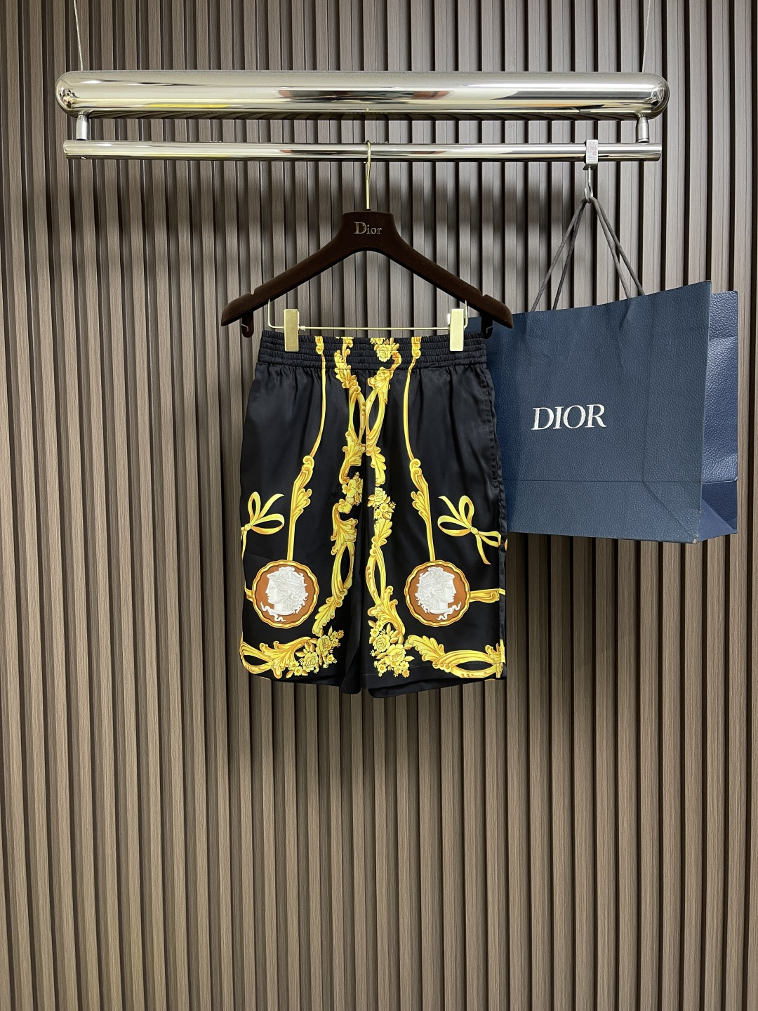 NO:161073,The whole set is not sold. VERSACE VERSE plant pattern technology silk short-sleeved shirt and shorts set, which is made of tech silk fabric. The fabric is comfortable and soft, skin-friendly and breathable. It is decorated with Medusa Cameo printing, flat collar short sleeves, front button closure, elastic fit is equipped with elastic belt, ensuring unparalleled wear comfort, practical side pockets increase wear comfort, unique decorative patterns can be matched with multiple types of clothing to create a fashionable look, customized accessories, three standards are complete, the same style as men and women!  Size 46-48-50-52, versace, versace, shorts,shirts, T-shirt, real silk, alexander wang19860909整套 不拆卖 VERSACE 范思哲植物图案科技真丝短袖衬衫短裤套装,采用科技真丝面料,面料舒适柔软,亲肤透气,通体饰有Medusa Cameo印花做装饰,平驳领短袖,正面纽扣闭合,松紧合身配有弹性腰带,确保无与伦比的穿着舒适度,实用的侧口袋增加了穿着舒适性,独特的装饰图案,能与多类型服饰搭配营造时尚造型,定制辅料,三标齐全,男女同款！尺码46-48-50-52,,versace,versace,shorts,shirts,T-shirt,real silk,alexander wang,Men's clothing