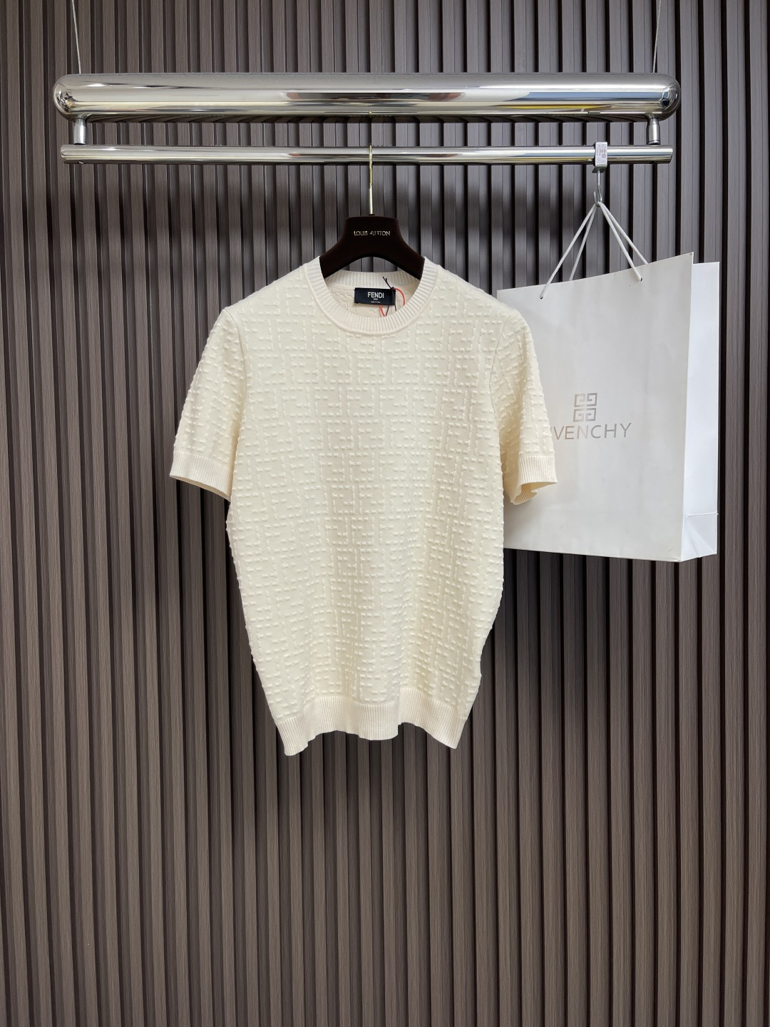 NO:162311,FENDI FF full-print knitted sweater, the fabric is made of 40 fixed-dye 40-piece sparse cotton yarn, luxuriously elastic cloud-patterned silk wool, and 14-pin German loom, the overall thread is straight and delicate, the fabric is comfortable and soft, the color is consistent and no color difference. It can be matched with the same style to create a fashionable look, control various occasions, customize auxiliary materials, complete three standards, the same style for men and women!  Size 48-50-52-54 S-XL, fendi,sweaters,alexander wang19860909FENDI FF满印针织毛衣,面料采用定染40支料疏棉纱,奢弹云纹丝拉架毛料,采用德国欺特乐织机14针,整体走线平直细腻,面料舒适柔软,颜色一致无色差 能与同款搭配营造时尚造型,驾驭各种场合,定制辅料,三标齐全,男女同款！尺码48-50-52-54 S-XL,,fendi,sweaters,alexander wang,Men's clothing