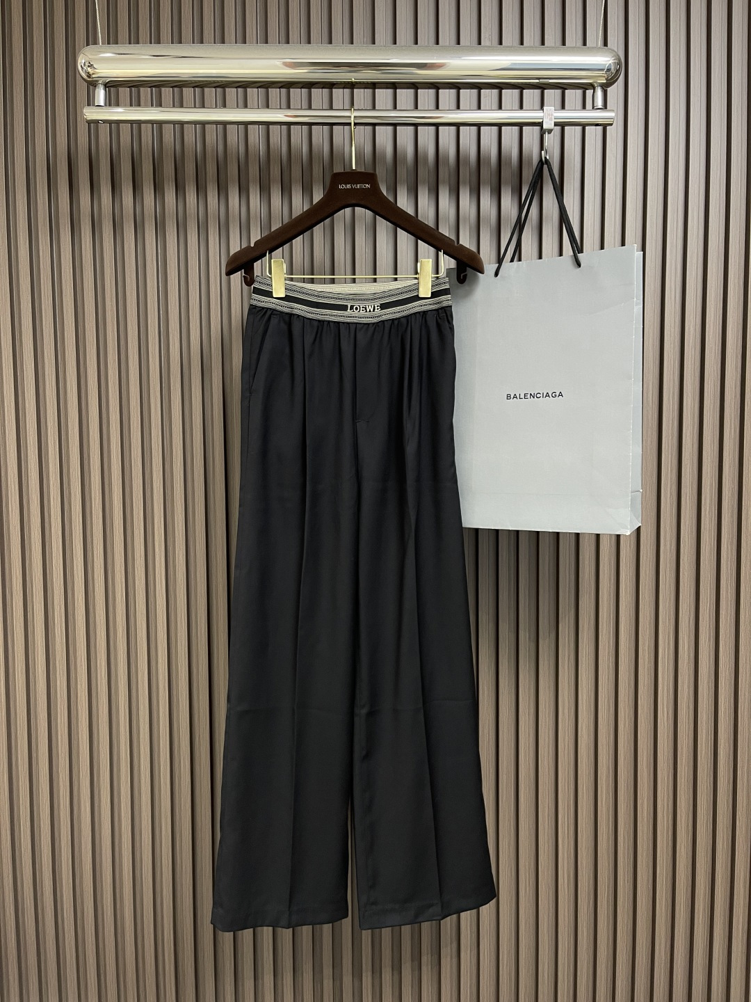 NO:162283,LOEWE webbing logo casual trousers, custom velvet thick twill, smooth draping, delicate and breathable. The back of the trouser legs is hot. The fabric of the trouser legs is fixed according to the shape and size of the original version through high-temperature ironing. Adjust the ironing temperature and steam volume, and grasp the ironing order. Make the lines of the trouser legs straight and smooth, enhance the three-dimensional feeling. Make the trouser legs look free of marks and feet. The key technology for invisible sewing of the trouser legs in sewing. Through fine needle method, tool selection, make the edges of the trouser legs flat and beautiful without exposed stitches. Use an iron to gently iron the edges of the trouser legs. The overall line is straight and delicate, the fabric is comfortable and soft, and the color is consistent and there is no color difference. It can be matched with the same style to create a fashionable look. It can be customized for various occasions, customize auxiliary materials, complete three standards, and the same style for men and women!  Size S-XL, loewe, alexander wang19860909LOEWE 织带logo休闲长裤,定制臻绒厚质斜纹绸 垂感爽滑 细腻透气 裤腿处后整西烫 通过高温熨烫使裤腿的布料按照原版的形状和尺寸定型 调整熨烫温度和蒸汽量 以及把握熨烫顺序 让裤腿线条笔直流畅 增强立体感 裤脚口做无痕挑脚 缝纫中实现裤脚隐形缝制的关键技术 通过精细的针法 工具选择 使裤脚边缘平整美观且无外露线迹 再二次用熨斗轻轻熨烫裤脚边缘,整体线平直细腻,面料舒适柔软,颜色一致无色差 能与同款搭配营造时尚造型,驾驭各种场合,定制辅料,三标齐全,男女同款！尺码S-XL,,loewe,alexander wang,Men's clothing