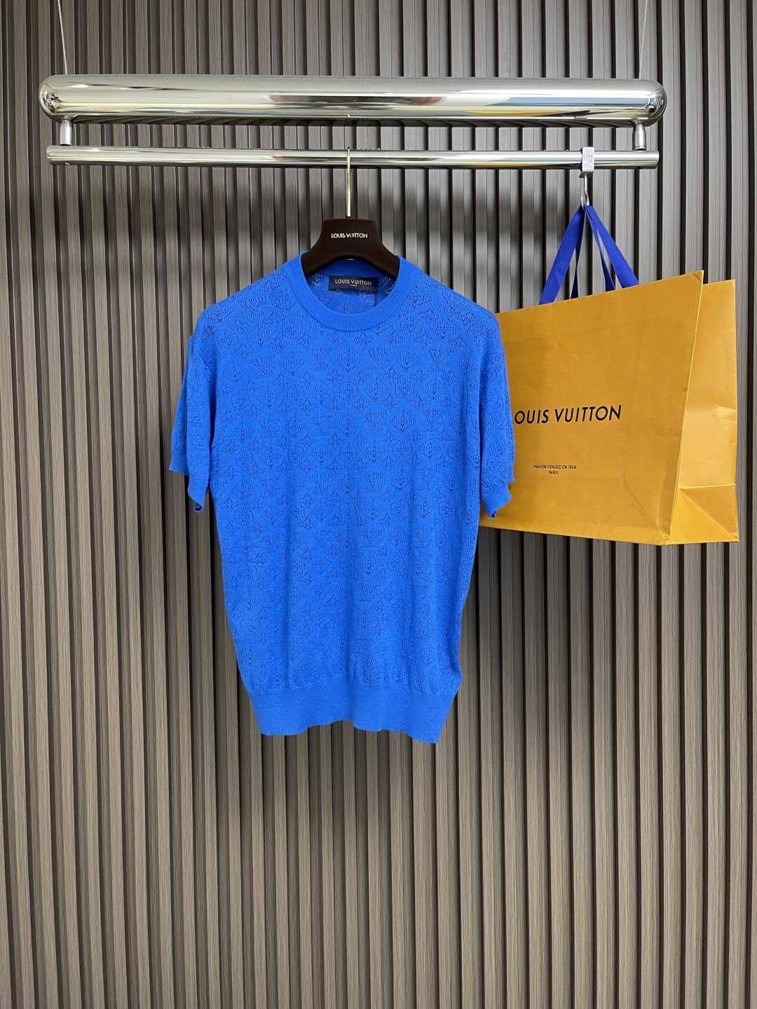 NO:162256,LV jacquard knitted sweater short-sleeved tops are made of customized jacquard knitted fabrics. The fabric is comfortable and soft, skin-friendly and breathable. The full picture is decorated with the brand logo jacquard. The jacquard is positioned 1:1 according to the original version. Each point is the same as the original version. It can be matched with multiple types of clothing to create a fashionable look. Customized auxiliary materials are complete with three standards!  Size S-XL, louis vuitton, T-shirt, alexander wang19860909LV 提花针织衫短袖上衣,采用定制提花针织面料,面料舒适柔软,亲肤透气,全幅饰以品牌标识提花做装饰,提花按原版1:1定位,每一个点位大小都与原版一致,能与多类型服饰搭配营造时尚造型,定制辅料,三标齐全！尺码S-XL,,louis vuitton,T-shirt,alexander wang,Men's clothing