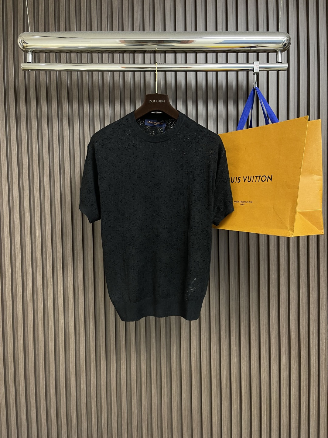 NO:161062,LV jacquard knitted sweater short-sleeved tops are made of customized jacquard knitted fabrics. The fabric is comfortable and soft, skin-friendly and breathable. The full picture is decorated with the brand logo jacquard. The jacquard is positioned 1:1 according to the original version. Each point is the same as the original version. It can be matched with multiple types of clothing to create a fashionable look. Customized auxiliary materials are complete with three standards!  Size S-XL, louis vuitton, T-shirt, alexander wang19860909LV 提花针织衫短袖上衣,采用定制提花针织面料,面料舒适柔软,亲肤透气,全幅饰以品牌标识提花做装饰,提花按原版1:1定位,每一个点位大小都与原版一致,能与多类型服饰搭配营造时尚造型,定制辅料,三标齐全！尺码S-XL,,louis vuitton,T-shirt,alexander wang,Men's clothing