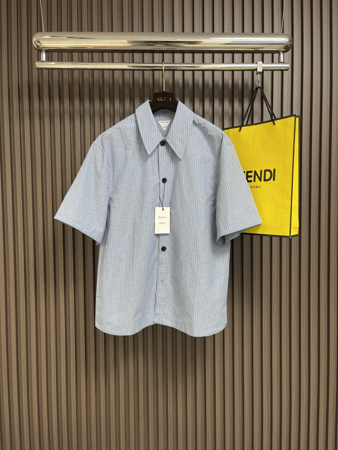 NO:162254,BV 2025SS vertical striped short-sleeved shirt, encountering a relaxed summer outfit, you can have a blue outfit in summer, the short-sleeved shirt design is suitable for warm seasons, the loose style does not pick on the figure, and it is comfortable to wear. Size 46-52,,bottega veneta,shirts,T-shirt,alexander wang19860909BV 2025SS竖条纹短袖衬衫,邂逅夏日松弛感穿搭,夏日可以来一套蓝色系穿搭,短袖衬衫设计适合温暖季节,宽松的版型不挑身材,穿着舒适自在.尺码46-52,,bottega veneta,shirts,T-shirt,alexander wang,Men's clothing