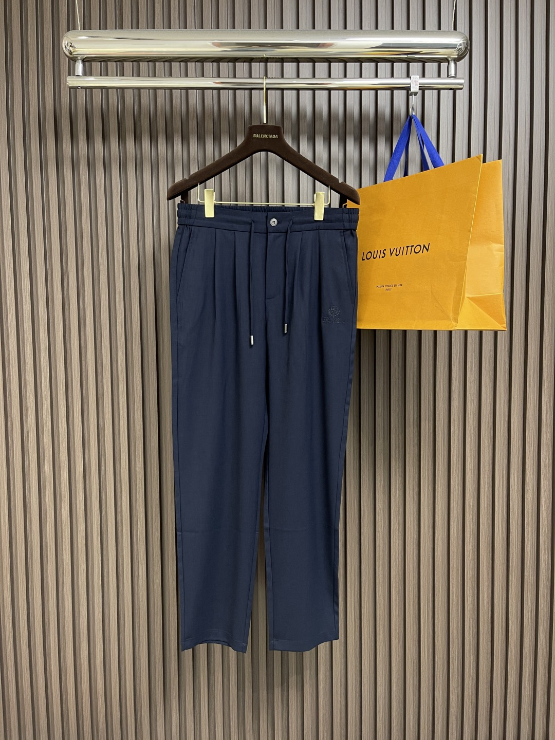 NO:162305,LP Loropiana men's elastic waist drawstring casual pants, this LP Loropiana shows elegance and comfort. Deep ink blue, calm and high-end, suitable for a variety of occasions. The waist drawstring design and buttons are convenient for adjusting elasticity and adding a sense of detail. The brand's iconic embroidery and metal signs show luxury identity in a low-key manner. Selected 52% polyester fiber, 42% viscose, supplemented by 3% nylon and 3% spandex fabrics, combine a crisp texture and moderate elasticity, and wear freely and without restraint. The straight loose style modifies the legs and accommodates all kinds of figures. Whether it is a simple and casual style or a simple style for business commuting, it can be easily controlled and is a high-quality choice to enhance the taste of the dress. Size 31-32-33-34-35-36,,loro piga,loro piga,alexander  wang19860909LP Loropiana 墨蓝色男士松紧腰抽绳休闲裤,这款LP墨蓝色,尽显优雅与舒适.深邃墨蓝,沉稳且高级,适配多种场合.腰部抽绳设计搭配纽扣,既方便调节松紧,又增添细节精致感.品牌标志性刺绣与金属标牌,低调彰显奢华身份.精选52％聚酯纤维、42％粘胶,辅以3％锦纶和3％氨纶面料,兼具挺括质感与适度弹性,穿着自在无束缚.直筒宽松版型,修饰腿型,包容各种身材.无论是搭配简约打造休闲日常风,还是配上用于商务通勤,它都能轻松驾驭,是提升穿搭品味的优质之选.尺码31-32-33-34-35-36,,loro piana,loro piana,alexander wang,Men's clothing
