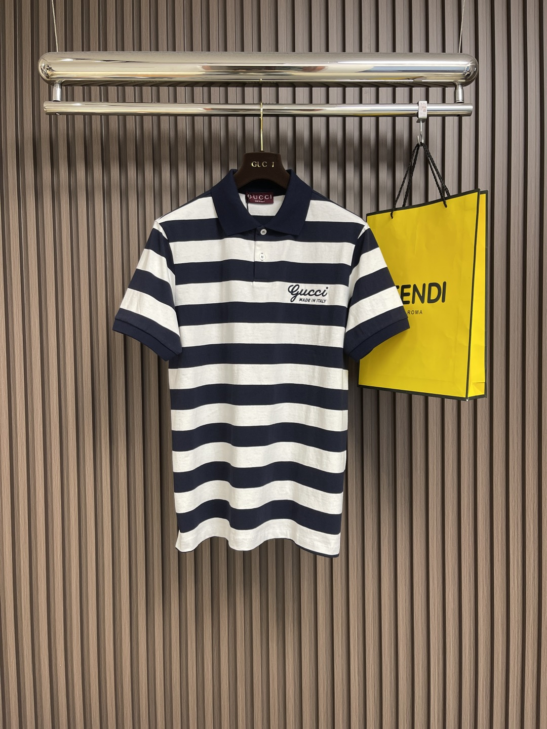 NO:162309,GUCCI 2025SS summer new striped printed bead floor cotton Polo shirt, a variety of new season knitted items continue to ingeniously interpret the brand elements. This Polo shirt is ingeniously interpreted with elastic bead floor cotton, cleverly embellishing Gucci University prints. Size M-XXL, gucci, versace, alexander wang19860909GUCCI 2025SS夏季新款条纹印花珠地棉Polo衫,多款新季针织单品持续匠心演绎品牌元素.这款Polo衫以弹力珠地棉匠心演绎,巧妙缀饰Gucci University印花.尺码M-XXL,,gucci,versace,alexander wang,Men's clothing