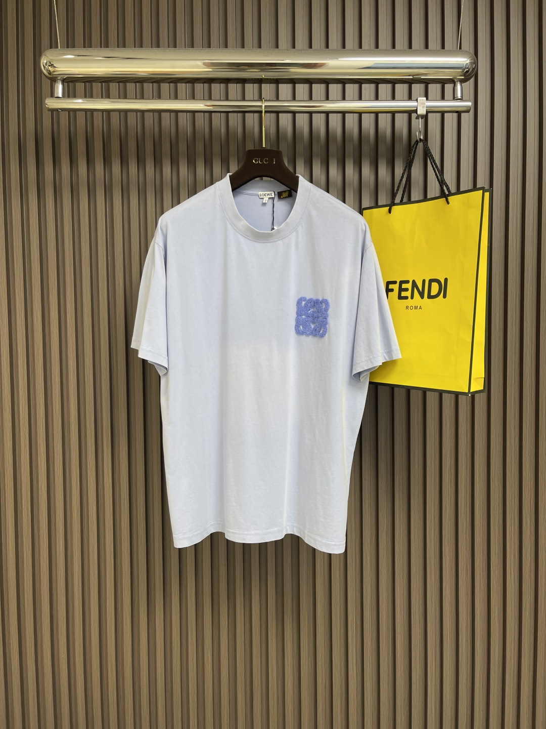 NO:162310,LOEWE Loewe towel embroidered short-sleeved T-shirt, using 24S special textile tight cotton fabric, with a gram weight of 185g, and a 32S1X1 tie-frame thread gram weight of 220g. Due to the relatively thin 24 yarns, the fabric may feel very soft, the texture is light and highly breathable. Through the special textile process, the fabric has a unique texture and appearance; the tight structure makes the fabric more wear-resistant and wrinkle-resistant, and can maintain beauty and smoothness for a long time, and the chest is decorated with  Anagram terry cloth embroidery, choose embroidery threads suitable for the corresponding color and thickness of the pair of the pairs; the embroidered terry cloth requires delicate materials and moderate thickness to ensure the embroidery effect and feel selection. The paper pattern for the plate is developed with minimal body cutting. The knitted material has certain extension performance and the upper body will not be tightly tied. The round neck is the same color ribbed splicing neckline, and the inner sticking process of the back neckline effectively prevents the neckline from deformation after multiple washes, fit shoulder thread, bottom swing and cuff special machine knight and car open edges, customized auxiliary materials, complete three standards!  Size S-XL, loewe, loewe, T-shirt,tees, t-shirt,alexander wang19860909LOEWE 罗意威毛巾绣短袖T恤,采用24S特纺织紧密棉面料,克重185g,搭配32S1X1拉架螺纹克重220g,由于采用了相对较细的24支纱线,面料的手感可能非常柔软,质地轻薄并有高度透气性,通过特纺工艺,面料具有独特的纹理和外观；紧密的结构使得面料更加耐磨、抗皱,能够保持较长时间的美观和平整,胸前饰有 Anagram毛巾布刺绣,对版对色选用适合相应颜色和粗细的刺绣线；刺绣的毛巾布要求材质细腻,厚度适中,保证刺绣效果和手感选择,对版纸样开发极简直身剪裁,针织材质具有一定延展性能,上身不会紧紧束身.圆领同色罗纹拼接领口,后领口内贴条工艺,有效防止多次穿洗后领口变形,合身肩线,底摆与袖口专机坎车明线收边,定制辅料,三标齐全！尺码S-XL,,loewe,loewe,T-shirt,tees，t-shirt,alexander wang,Men's clothing