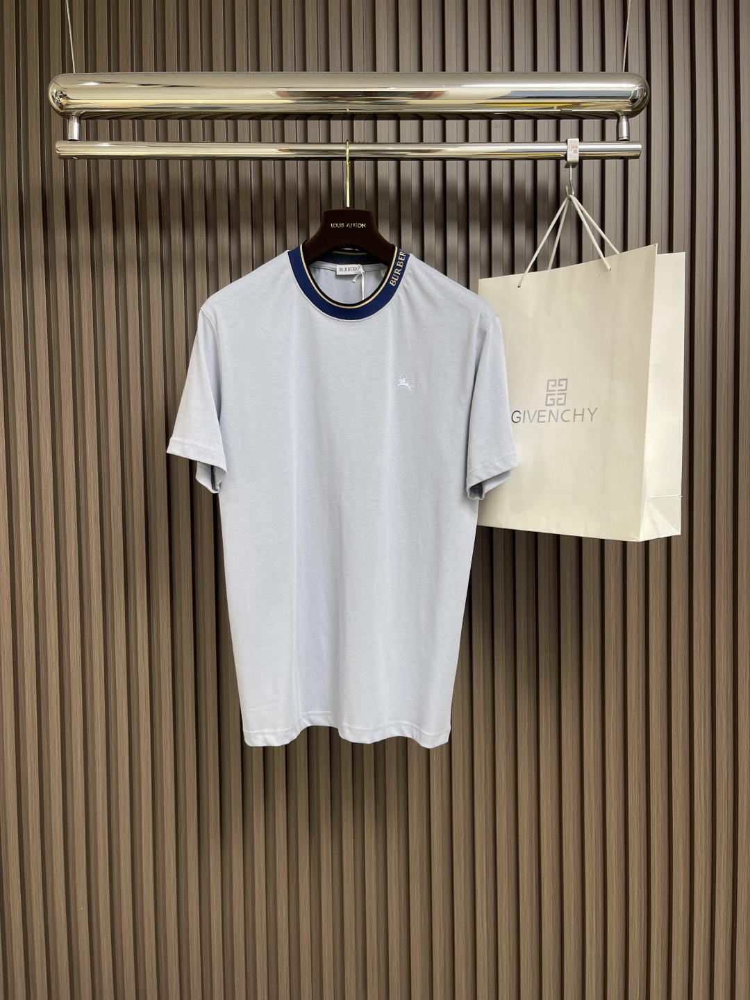 NO:162272,Burberry 2025ss new striped round neck short-sleeved T-shirt, made of flat cotton fabric, presenting a casual style. The neckline is decorated with striped design and embroidered with the same color equestrian knight logo embroidery. Size S-XL, burberry, T-shirt, tees, t-shirt, alexander wang19860909Burberry 2025ss新款条纹圆领短袖T恤衫,选用平织棉面料打造,呈现休闲版型.领口融入条纹设计,点缀同色系马术骑士徽标刺绣.尺码S-XL,,burberry,T-shirt,tees，t-shirt,alexander wang,Men's clothing