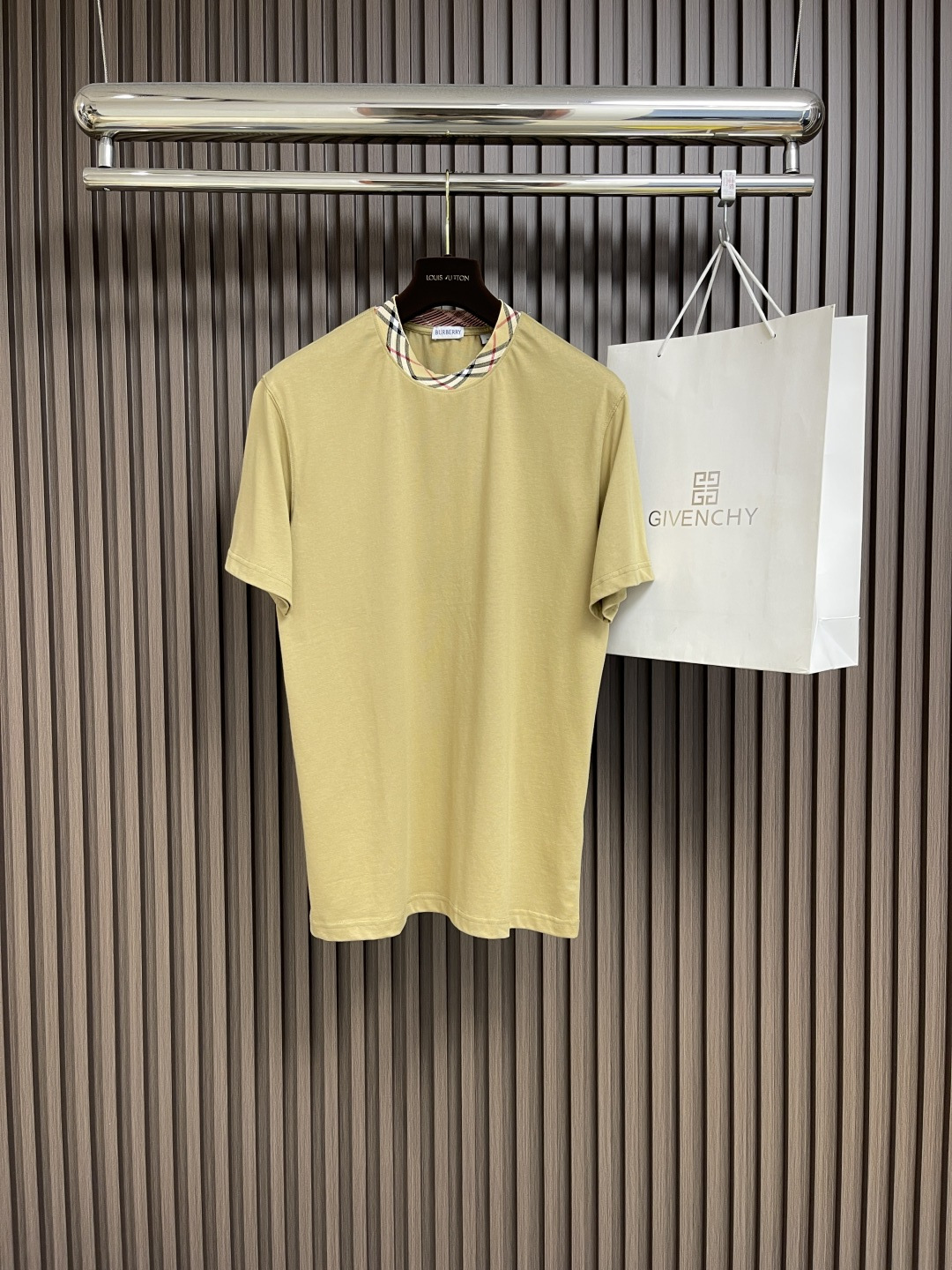 NO:162269,Burberry checked collar short-sleeved T-shirt, using 15S fine cotton plain patterns, 230g; matched with 32S double yarn thread, 0g. Jacquard rib craft is one of the brand's iconic design elements, combining the classic Nova Che pattern and exquisite textile technology. Through mechanical jacquard loom, plaid patterns are directly weaved on the ribbed fabric; the pattern and the fabric are formed in one piece, with clear texture on both front and back sides, which are wear-resistant and not easy to fade, and three-dimensional in the touch. The concave and convex texture of the ribbed tissue, jacquard ribs need to accurately control the color and tension of the yarn to ensure the symmetry and coherence of the pattern. The overall line is straight and delicate, the fabric is comfortable and soft, and the color is consistent and has no color difference. It can be matched with the same style to create a fashionable shape, control various occasions, customize auxiliary materials, complete three standards, and the same style for men and women!  Size XS-L, Burberry, T-shirt,tees, t-shirt,alexander wang19860909Burberry格纹领短袖T恤,采用15S精棉平纹,230g；搭配 32S双纱拉架螺纹,0g.提花罗纹工艺是其品牌标志性设计元素之一,结合了经典的Nova Che图案与精湛的纺织技术.通过机械提花织机,在罗纹织物上直接织出格纹的图案；图案与面料一体成型,正反面均有清晰纹理,耐磨、不易褪色,触感立体.罗纹组织的凹凸纹理,提花罗纹需精准控制纱线颜色与张力,确保图案的对称性与连贯性.整体走线平直细腻,面料舒适柔软,颜色一致无色差 能与同款搭配营造时尚造型,驾驭各种场合,定制辅料,三标齐全,男女同款！尺码XS-L,,burberry,T-shirt,tees，t-shirt,alexander wang,Men's clothing