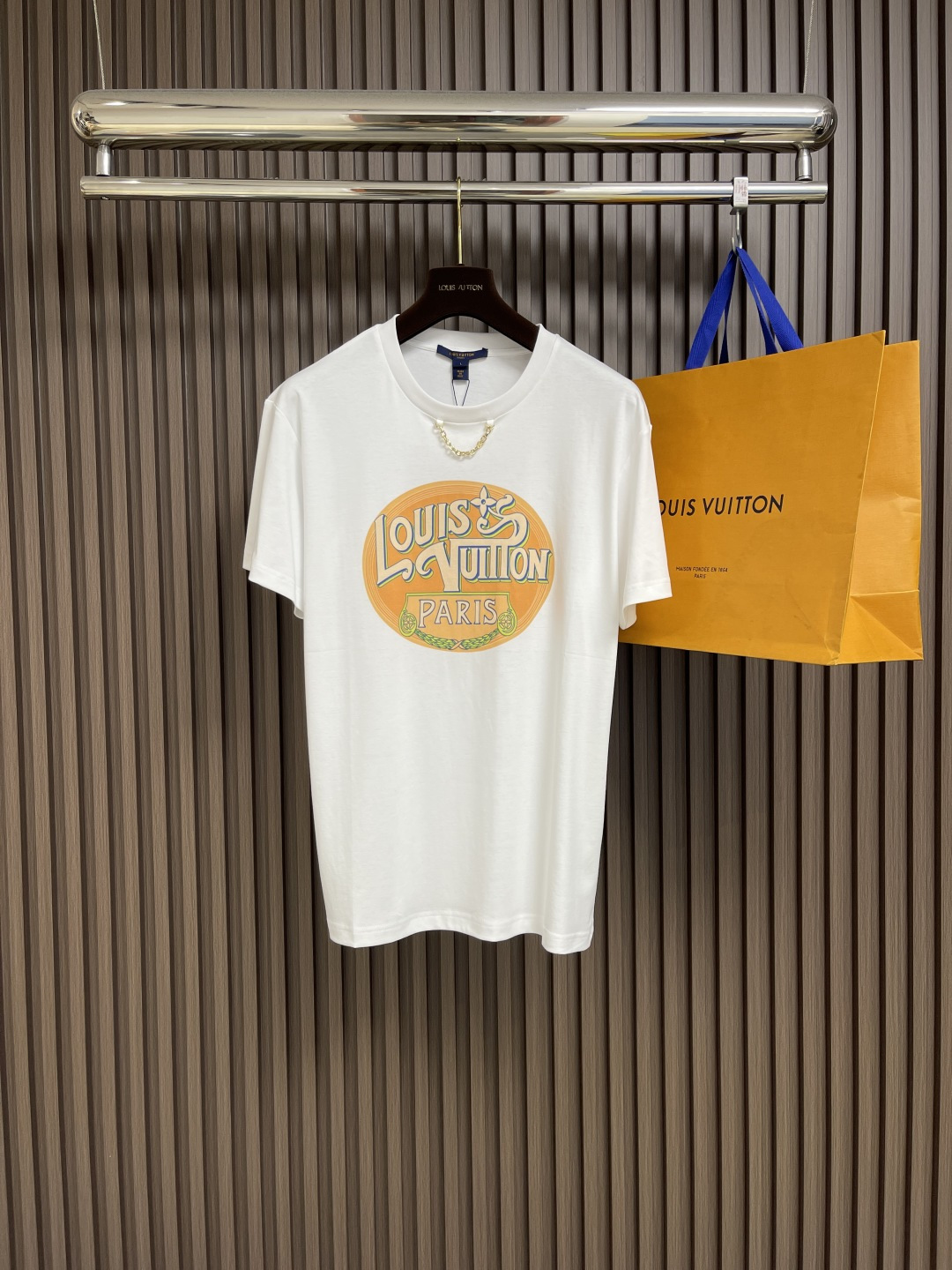 NO:162258,LV 2025Ss new round neck printed chain short-sleeved T-shirt, made of custom cotton, breathable and comfortable, full texture. The neckline is made of metal letter chains as the design highlights. The chest is decorated with retro pictorial letter logo to highlight the high-end style. The inner wear is brilliant and fashionable. Size S-XL,,louis vuitton, T-shirt,tees, t-shirt,alexander wang19860909LV 2025Ss新款圆领印花链条短袖T恤,采用定制全棉材质,透气舒适,质感十足,领口以金属字母链条作设计亮点,胸前用复古画报感字母标识装饰,彰显高级格调,单穿内搭都出彩时髦.尺码S-XL,,louis vuitton,T-shirt,tees，t-shirt,alexander wang,Men's clothing