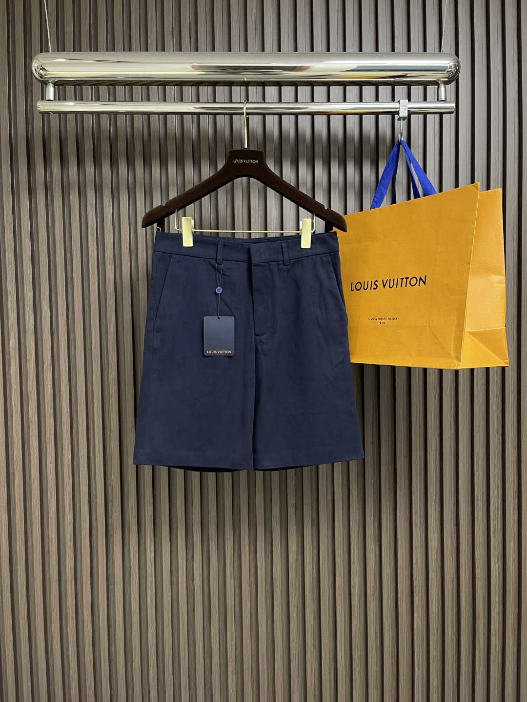 NO:162255,LV cotton casual shorts, full-frame 1V Blason jacquard pattern, with Marque L.Vuitton deposee embossed leather label finishing touch back pocket. It can be matched with the same jacket to create a modern look, so as to easily control the warm spring time. Size S-XL,,louis vuitton, shorts, jackets & coats,alexander wang19860909LV 棉质休闲短裤,全幅铺陈 1V Blason 提花图案,以Marque L.Vuitton deposee 压纹皮革标签点睛后袋.可搭配同款夹克共筑摩登造型,轻松驾驭暖春时光.尺码S-XL,,louis vuitton,shorts,jackets & coats,alexander wang,Men's clothing