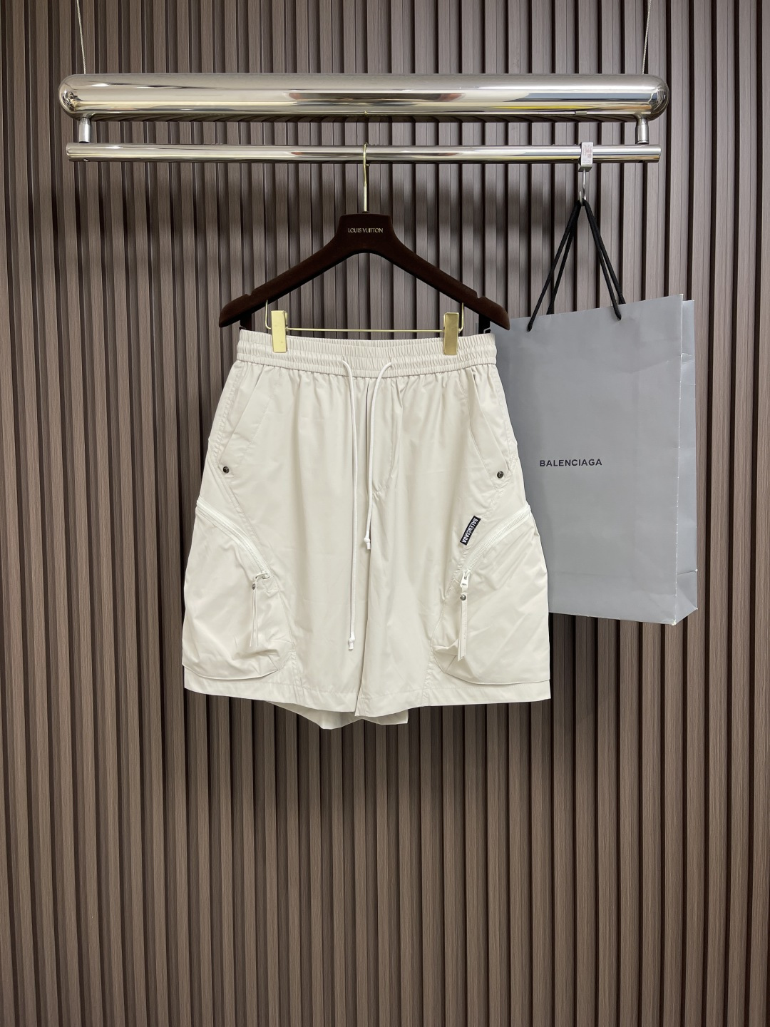 NO:162299,Balenciaga 2025ss multi-bag versatile shorts, simple, multi-bag patch logo. It feels super good in touch, versatile and not picky, all-round wear items. Casual and versatile and fashionable. Size M-3XL,,balenciaga, shorts, alexander wang19860909Balenciaga 2025ss多袋百搭短裤,简约,多袋贴布logo 手感超好,百搭不挑人,全能型穿搭单品.休闲百搭时尚.尺码M-3XL,,balenciaga,shorts,alexander wang,Men's clothing