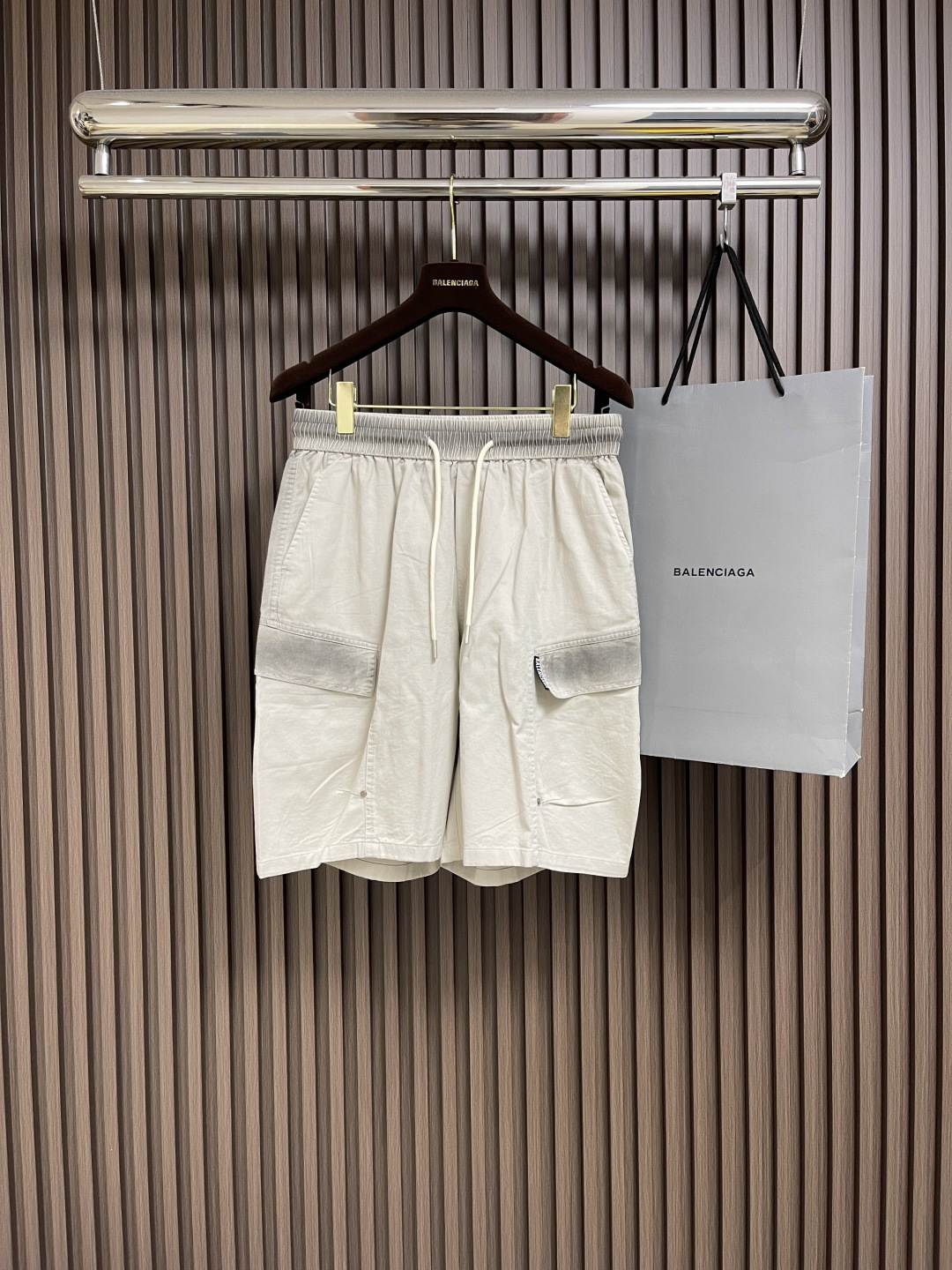 NO:162279,Balenciaga 2025ss patch logo casual shorts, simple, patch logo. It feels very good in touch, versatile and not picky, all-round wear items. Casual and versatile and fashionable. Size M-3XL,,balenciaga, shorts,alexander wang19860909Balenciaga 2025ss贴布标识休闲短裤,简约,贴布logo 手感超好,百搭不挑人,全能型穿搭单品.休闲百搭时尚.尺码M-3XL,,balenciaga,shorts,alexander wang,Men's clothing