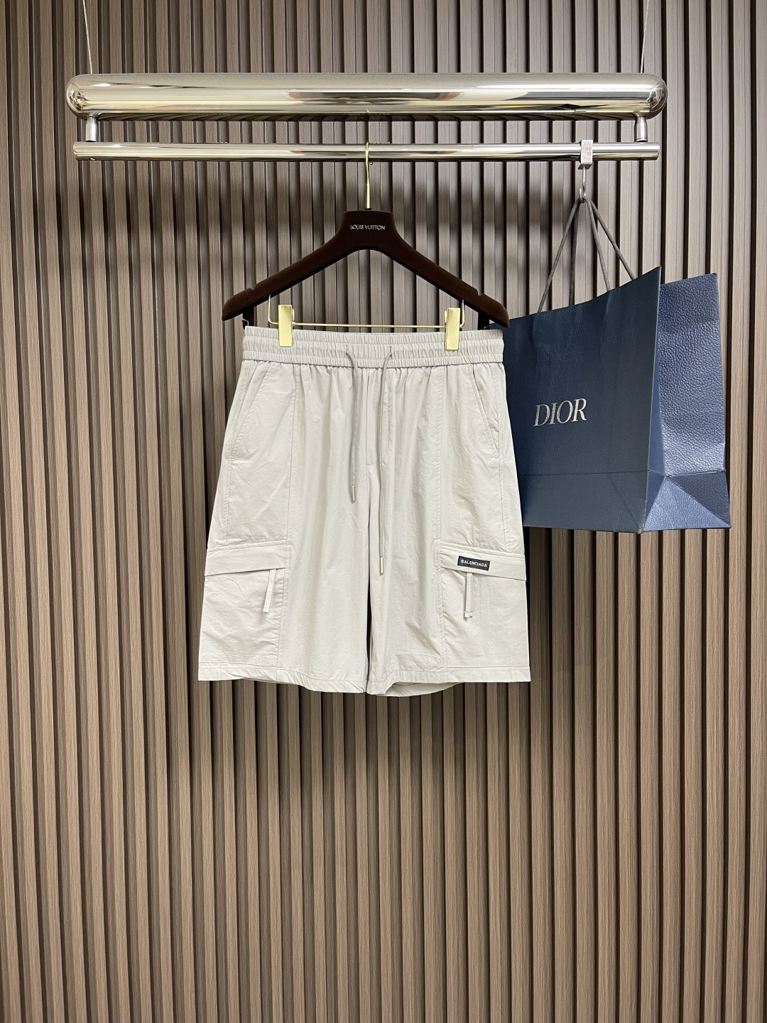 NO:162301,Balenciaga 2025ss multi-pocket loose work shorts, drawstring versatile men's casual five-point pants. Use careful and meticulous workmanship and incorporate fashionable elements. The elastic waist   drawstring design is also fine. The side large pocket design is practical and stylish, with three-dimensional crotch cut, comfortable and three-dimensional, hanging loose trousers, breathable and comfortable and not stuffy. Retro trendy, daily casual shorts, not bloated at all, suitable for casual and outdoor occasions. Size M-3XL,,balenciaga, shorts, alexander wang19860909Balenciaga 2025ss多口袋宽松工装短裤,抽绳百搭男士休闲五分裤 选用精心细致的做工,并融入时尚流行元素,松紧腰＋抽绳设计,做工也同样精细,侧面大口袋设计,实用有型,裆部立体裁剪,穿着舒适立体,垂顺宽松裤脚,透气舒适不闷热.复古潮流,日常休闲短裤,丝毫不显臃肿,适合在休闲、户外场合穿着.尺码M-3XL,,balenciaga,shorts,alexander wang,Men's clothing