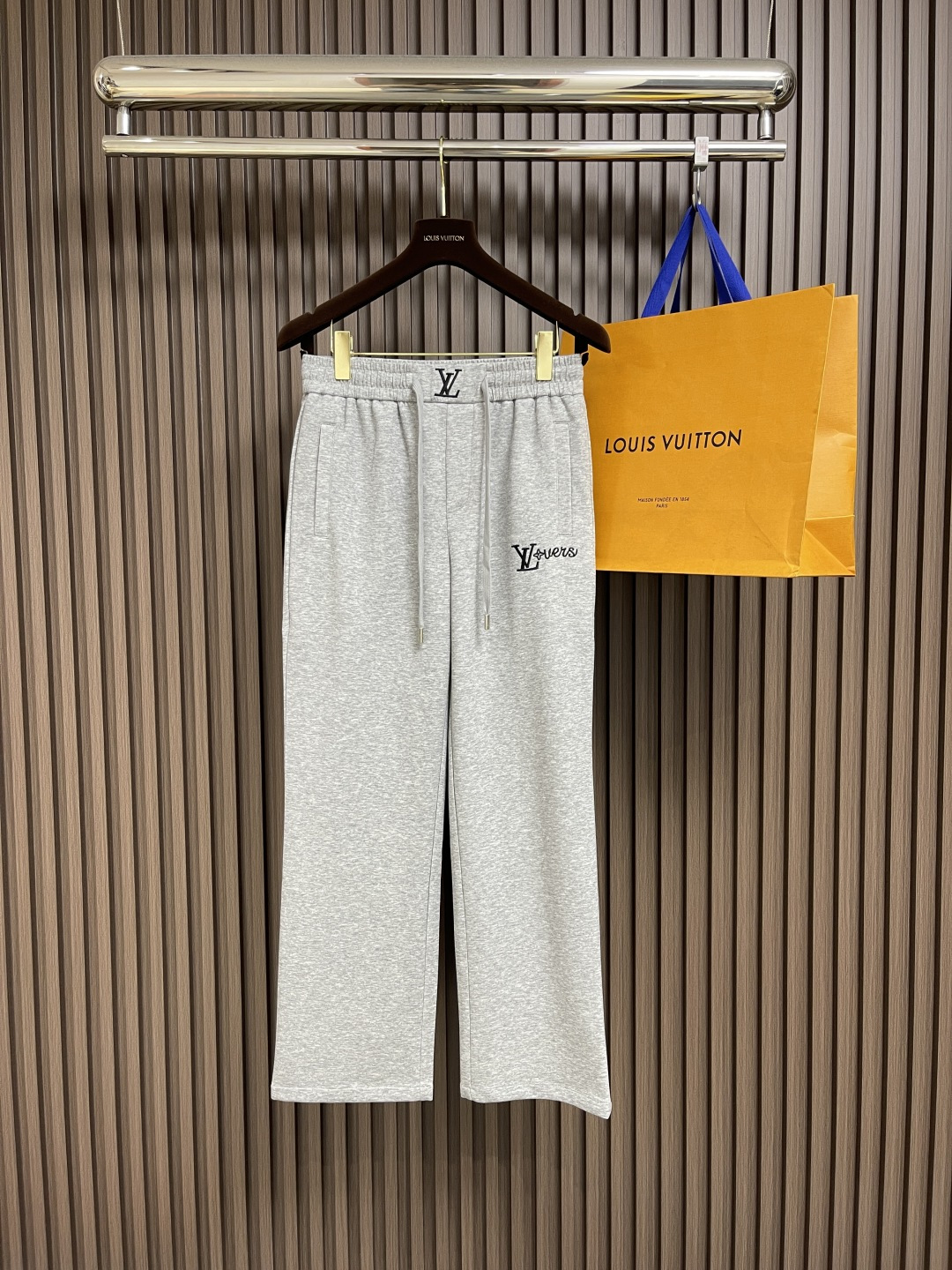 NO:162303,LV 2025 spring and summer new elastic waist casual pants!  Front and back logo pattern embroidery decoration!  It is sewn with double pressing thread, and the splitting degree reaches the highest level. Customized pure cotton fabric is smooth and smooth, with excellent drooping and excellent skin-friendly when worn. It is wearable. It is highly breathable and has high breathability. Before cutting, it has been heat-shrinking process. The pressing process also interprets fashion. In terms of craftsmanship, it is pressed by a special machine waist pressing machine, and it is highly elastic and elastic waist drawstring. Fashion has connotation!  Size M-3XL, louis vuitton,alexander wang19860909LV 2025春夏新款松紧腰休闲裤！前后标识logo图案刺绣修饰！采用双压线缝制,劈裂度达到最高级别,定制纯棉面料光滑柔顺 垂顺感极佳人体穿上去非常舒适亲肤 耐穿 免烫抗皱系列 透气性高,裁剪之前经过高温热缩工艺,压线工艺还诠释着时尚,工艺方面采用特种机裤腰压线专机压制,高弹力松紧腰抽绳 时尚有内涵！尺码M-3XL,,louis vuitton,alexander wang,Men's clothing