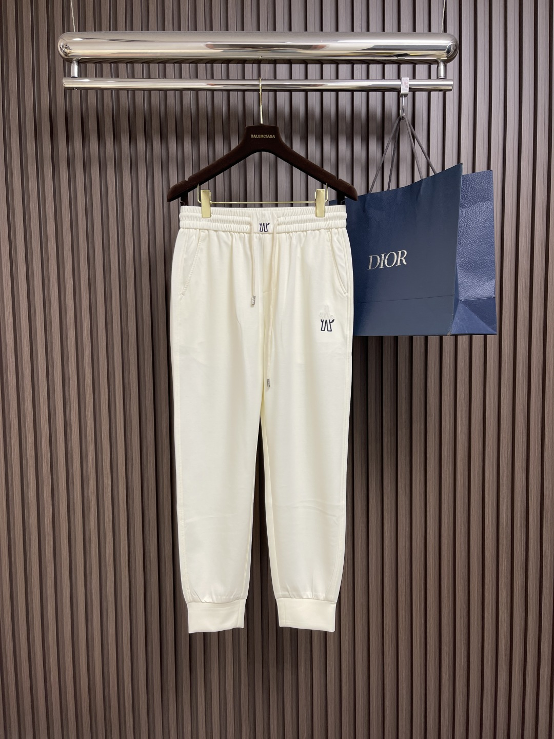 NO:162294,Moncler 2025ss Spring and Summer New casual pants!  Front and rear logo pattern embroidery design!  Customized exclusive cotton fabric cut!  The upper body is comfortable and breathable, not stiff, and the overall three-dimensionality is rich, meeting the simple needs of commuters for dressing. The upper body is very effective, making it look slim and not picky about the figure.  Fabric workmanship.  ...Improper, only good craftsmanship and good fabrics can make you feel good and tasteful. It is a must-have item for everyone!  Size M-3XL, christian louboutin,alexander wang19860909Moncler 2025ss春夏新款休闲裤！前后logo图案刺绣设计！定制专属纯棉面料剪裁！上身舒适透气,不僵硬,整体有着丰富的立体感,满足通勤人们对于着装的简约需求,上身效果很好,显瘦,不挑剔身材．面料做工．…无可挑剔,好工艺好面料才能穿出好品味一款,人手必备单品！尺码M-3XL,,christian louboutin,alexander wang,Men's clothing