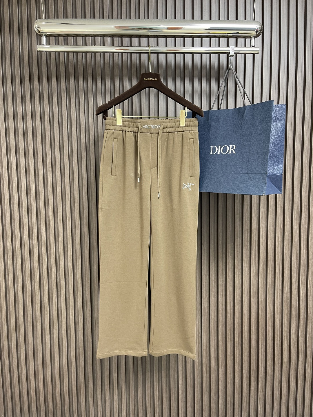 NO:162264,ARCTERYX 2025ss Spring and Summer New casual sports style casual pants, the first thing that comes to mind for outdoor brands is to give people a feeling of trying out the label!  In addition to being quite accomplished in style design, the most obvious or most expert should be to have deeper and unique insights and attainments in fabrics. Through continuous structural research and problem-solving, and characterized by unique research on fabrics, these alone are enough to support it to become the first new logo brand image in the clothing manufacturing industry. This model uses pure cotton material!  The fabric after fine blending is smooth and soft, and it has both natural beauty and comfort. The large body style is cut cleanly and cleanly, and the fabric shows a different hazy structural beauty. It is made of exclusive mold customization. The fabric and its technology test the workers, can be smooth and smooth without wrinkles, and a simple logo pattern embroidery design!  It really tests the handmade work of every master!  Make the overall clean and neat, without leaving a trace of thread. Nowadays, men who pursue life are more refined in life. Size M-3XL, arc'teryx, alexander wang19860909ARCTERYX 始祖鸟2025ss春夏新款休闲运动风格休闲裤,户外品牌可能大家第一想到的就是、给人一种标签试的感觉！除了在款式设计上颇有造诣之外,最明显或者说最为拿手的,应该就是在面料上的拥有更深独特见解跟造诣了.通过不断地结构研究和问题处理,在以面料独特研究为特征,仅凭这些就已经足以支撑其成为服装制造行业中,首屈可数的新标志品牌形象.此款采用的纯棉材质！通过精工混纺之后的面料,手感细滑柔软,同时兼具自然美感跟舒适度.大身上版型裁剪简洁干净,面料上显现出了不一样朦胧的结构性美感来.独家开模定制而成,面料及其考验工人的技术,能做到平整服帖又不起皱,简单logo图案刺绣设计！真的是很考验每位师傅的手工制作！使得整体干净利索,不留一丝线头.现在对于生活有所追求的男性也在生活中更为精致.尺码M-3XL,arc'teryx,alexander wang,Men's clothing