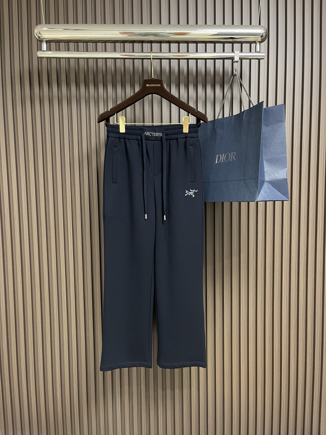 NO:161082,ARCTERYX 2025ss Spring and Summer New casual sports style casual pants, the first thing that comes to mind for outdoor brands is to give people a feeling of trying out the label!  In addition to being quite accomplished in style design, the most obvious or most expert should be to have deeper and unique insights and attainments in fabrics. Through continuous structural research and problem-solving, and characterized by unique research on fabrics, these alone are enough to support it to become the first new logo brand image in the clothing manufacturing industry. This model uses pure cotton material!  The fabric after fine blending is smooth and soft, and it has both natural beauty and comfort. The large body style is cut cleanly and cleanly, and the fabric shows a different hazy structural beauty. It is made of exclusive mold customization. The fabric and its technology test the workers, can be smooth and smooth without wrinkles, and a simple logo pattern embroidery design!  It really tests the handmade work of every master!  Make the overall clean and neat, without leaving a trace of thread. Nowadays, men who pursue life are more refined in life. Size M-3XL, arc'teryx, alexander wang19860909ARCTERYX 始祖鸟2025ss春夏新款休闲运动风格休闲裤,户外品牌可能大家第一想到的就是、给人一种标签试的感觉！除了在款式设计上颇有造诣之外,最明显或者说最为拿手的,应该就是在面料上的拥有更深独特见解跟造诣了.通过不断地结构研究和问题处理,在以面料独特研究为特征,仅凭这些就已经足以支撑其成为服装制造行业中,首屈可数的新标志品牌形象.此款采用的纯棉材质！通过精工混纺之后的面料,手感细滑柔软,同时兼具自然美感跟舒适度.大身上版型裁剪简洁干净,面料上显现出了不一样朦胧的结构性美感来.独家开模定制而成,面料及其考验工人的技术,能做到平整服帖又不起皱,简单logo图案刺绣设计！真的是很考验每位师傅的手工制作！使得整体干净利索,不留一丝线头.现在对于生活有所追求的男性也在生活中更为精致.尺码M-3XL,arc'teryx,alexander wang,Men's clothing