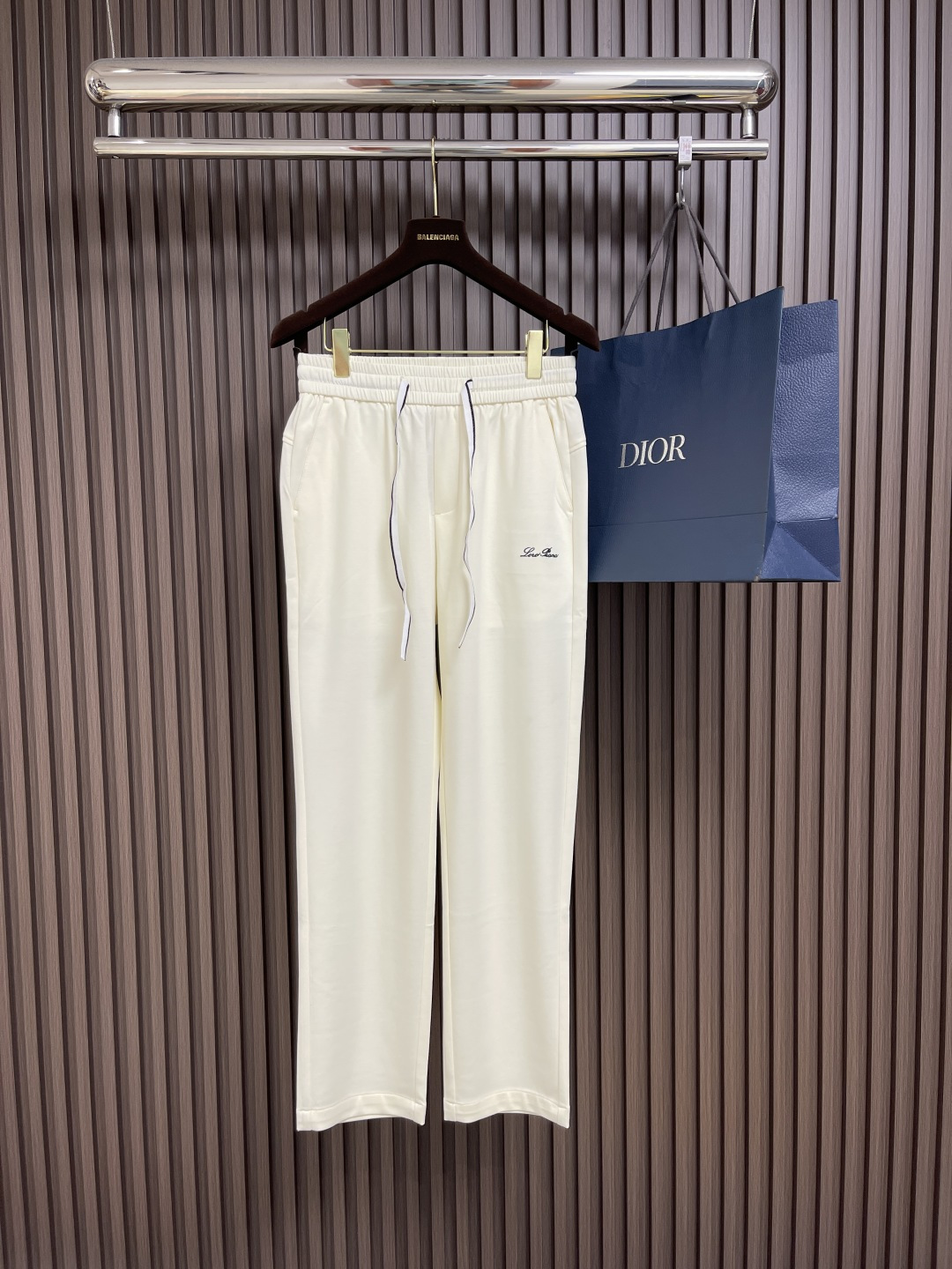 NO:162266,lp Loro Piana 2025ss spring and summer new casual pants, logo embroidery design!  Identity manifestation that belongs to the soul!  Customers supply high-end imported pure cotton fabrics, very high-end and fashionable detailed craftsmanship. This element represents the identity and rank of casual pants, which is very worthy of careful appreciation!  In terms of matching, it is invincible and explains the versatility in place, with ingenious details and exquisite accessories. The auxiliary materials are all provided by foreign merchants. They are tailored and slim, and the upper body is lifted with an excellent effect. They are a styling item that is hard to come by!  Size M-3XL, loro piana, loro piana, alexander wang19860909lp Loro Piana 2025ss春夏新品休闲裤,标志logo刺绣设计！属于灵魂式的身份彰显！客供高级进口纯棉面料,非常高级且时髦的细节工艺,此元素代表着休闲裤的身份及段位,非常值得细品悦人！在搭配上所向无敌,把百搭阐释到位,细节匠心考究,辅料皆为外商客供,剪裁合体修身,上身提臀效果绝佳,可遇而不可求的造型单品！尺码M-3XL,,loro piana,loro piana,alexander wang,Men's clothing