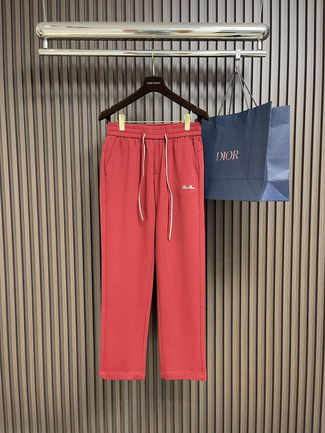 NO:161084,lp Loro Piana 2025ss spring and summer new casual pants, logo embroidery design!  Identity manifestation that belongs to the soul!  Customers supply high-end imported pure cotton fabrics, very high-end and fashionable detailed craftsmanship. This element represents the identity and rank of casual pants, which is very worthy of careful appreciation!  In terms of matching, it is invincible and explains the versatility in place, with ingenious details and exquisite accessories. The auxiliary materials are all provided by foreign merchants. They are tailored and slim, and the upper body is lifted with an excellent effect. They are a styling item that is hard to come by!  Size M-3XL, loro piana, loro piana, alexander wang19860909lp Loro Piana 2025ss春夏新品休闲裤,标志logo刺绣设计！属于灵魂式的身份彰显！客供高级进口纯棉面料,非常高级且时髦的细节工艺,此元素代表着休闲裤的身份及段位,非常值得细品悦人！在搭配上所向无敌,把百搭阐释到位,细节匠心考究,辅料皆为外商客供,剪裁合体修身,上身提臀效果绝佳,可遇而不可求的造型单品！尺码M-3XL,,loro piana,loro piana,alexander wang,Men's clothing