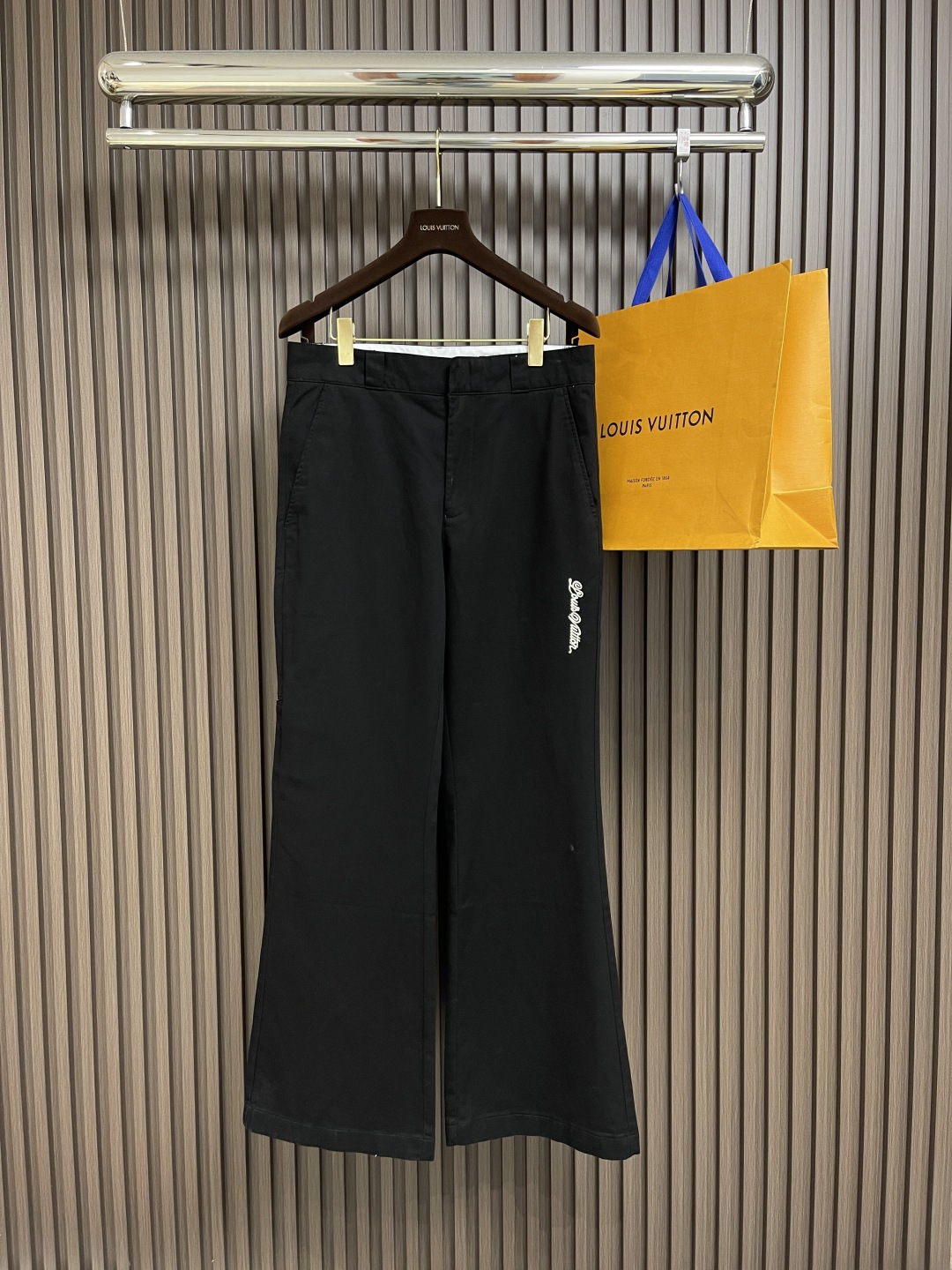 NO:162307,LV stickered with horn casual pants, custom silk-like cotton cleverly extends visual lines with horn cut, using imported machine embroidery technology. Use advanced computer control systems and precision mechanical components to realize handwritten Louis Vuitton embroidery logo operation, soft light washing process Through specific chemical and logistics treatment, the surface of the fabric has a soft luster, and a bit of gentleness is added. The overall line is straight and delicate, the fabric is comfortable and soft, and the color is consistent and has no color difference. It can be matched with the same style to create a fashionable look, and can handle various occasions, customize auxiliary materials, complete three standards, and the same style for men and women!  Size 46-48-50-52, louis vuitton,louis vuitton,alexander wang19860909LV 贴饰喇叭休闲裤,定制丝韵精棉以喇叭剪裁巧妙延长视觉线条采用进口机刺绣工艺 使用先进的计算机控制系统和精密的机械部件 实现手写体路易威登刺绣标识作业,柔光洗水工艺 通过特定的化学和物流处理 使面料表面呈现出柔和的光泽 又增添了几分温婉的气息,整体走线平直细腻,面料舒适柔软,颜色一致无色差 能与同款搭配营造时尚造型,驾驭各种场合,定制辅料,三标齐全,男女同款！尺码46-48-50-52,,louis vuitton,louis vuitton,alexander wang,Men's clothing