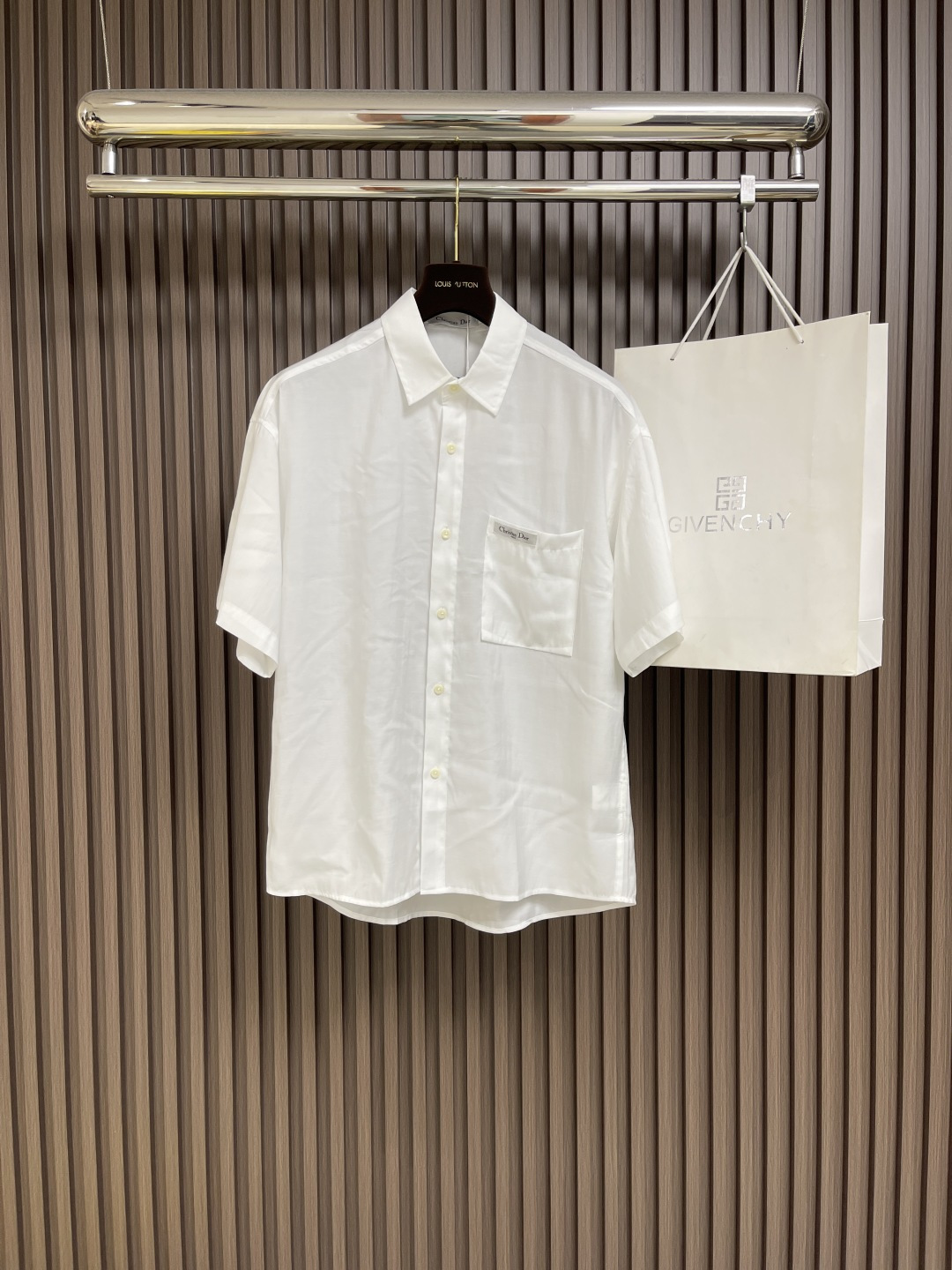 NO:162288,Dior 2025ss Spring and Summer New Short-sleeved Shirt, the comfort of this fabric can be os style when worn, and it looks good for both men and women. It is definitely a surprise to the upper body!  Match series I really love one!  No matter how you wear it, there is no minefield!  Size M-XXL, dior,shirts,T-shirt,alexander wang19860909Dior 2025ss春夏新款短袖衬衫,这个面料的舒适度 当穿都可os版型 男女穿都好看 上身绝对惊喜的一款！搭配系列 真的非常爱的一款！怎么穿都没有雷区！尺码M-XXL,,dior,shirts,T-shirt,alexander wang,Men's clothing