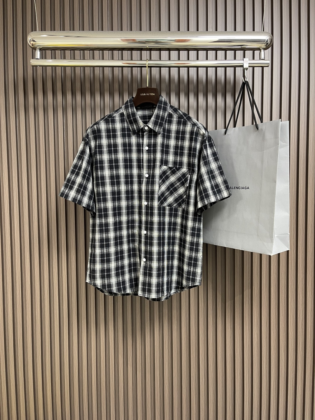 NO:162293,Balenciaga plaid short-sleeved shirt, custom gray-black plaid cotton fabric, with back brand letter printing, curved sleeve hem, placket engraved button design. It can be matched with the bottoms of the same season to create a fashionable look, and use various occasions to customize auxiliary materials, complete three standards, the same style as men and women!  Size M-XXL, balenciaga,shirts,T-shirt,alexander wang19860909balenciaga 格纹短袖衬衫,定制灰黑相间格纹棉质面料,采用后背品牌字母印花,弧形衣袖下摆,门襟刻字纽扣设计.能与同季下装搭配营造时尚造型,驾驭各种场合,定制辅料,三标齐全,男女同款！尺码M-XXL,,balenciaga,shirts,T-shirt,alexander wang,Men's clothing