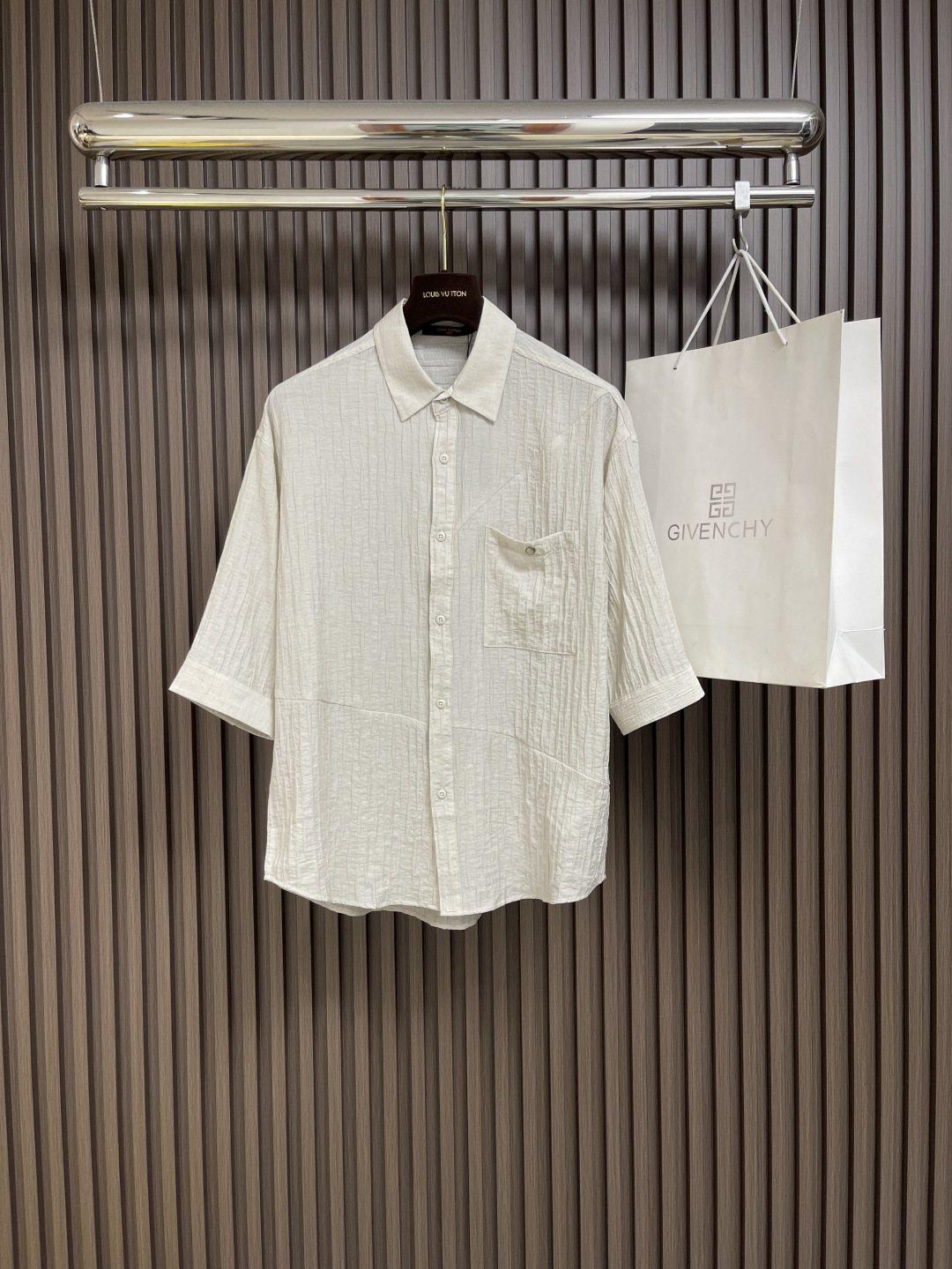 NO:162291,LV 2025SS summer new short-sleeved shirt, customized tense thread, soft and light fabric, super comfortable upper body, all accessories are customized original accessories, high-end and atmospheric must-have this summer. Size M-XXL, louis vuitton,shirts,T-shirt,alexander wang19860909LV 2025SS夏季新款短袖衬衫,定制的天丝麻料,面料柔软轻盈,上身超级舒服,辅料五金全是定制原版配件,高端大气今年夏天必备的一款.尺码M-XXL,,louis vuitton,shirts,T-shirt,alexander wang,Men's clothing