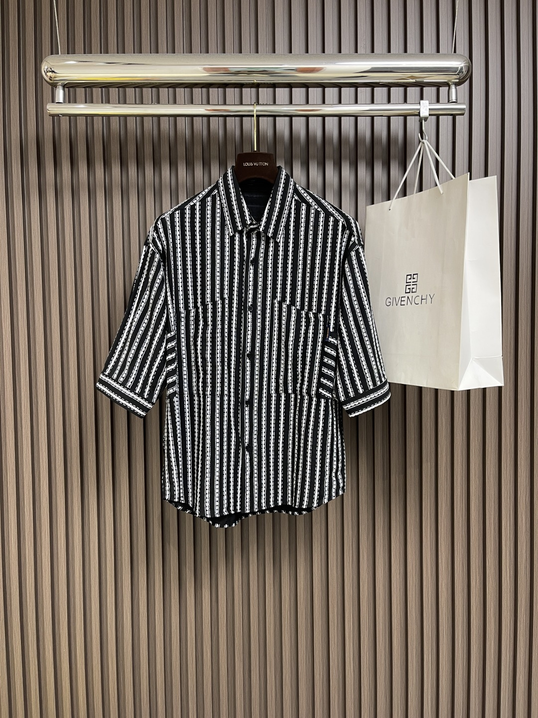 NO:162289,LV Spring and summer new catwalk loose short-sleeved shirt, new striped pattern interpretation, brand logo letter label, neat tailoring style interpretation of body style. Loose style, whether it is worn outside or inside, perfect details processing. Size M-XXL,,louis vuitton,shirts,T-shirt,alexander wang19860909LV 春夏新款走秀款宽松短袖衬衫 全新条纹图案演绎,品牌logo字母标签,利落剪裁版型演绎体闲风格.宽松版型,无论是外穿或内搭都非常有艺术感 完美细节处理.尺码M-XXL,,louis vuitton,shirts,T-shirt,alexander wang,Men's clothing