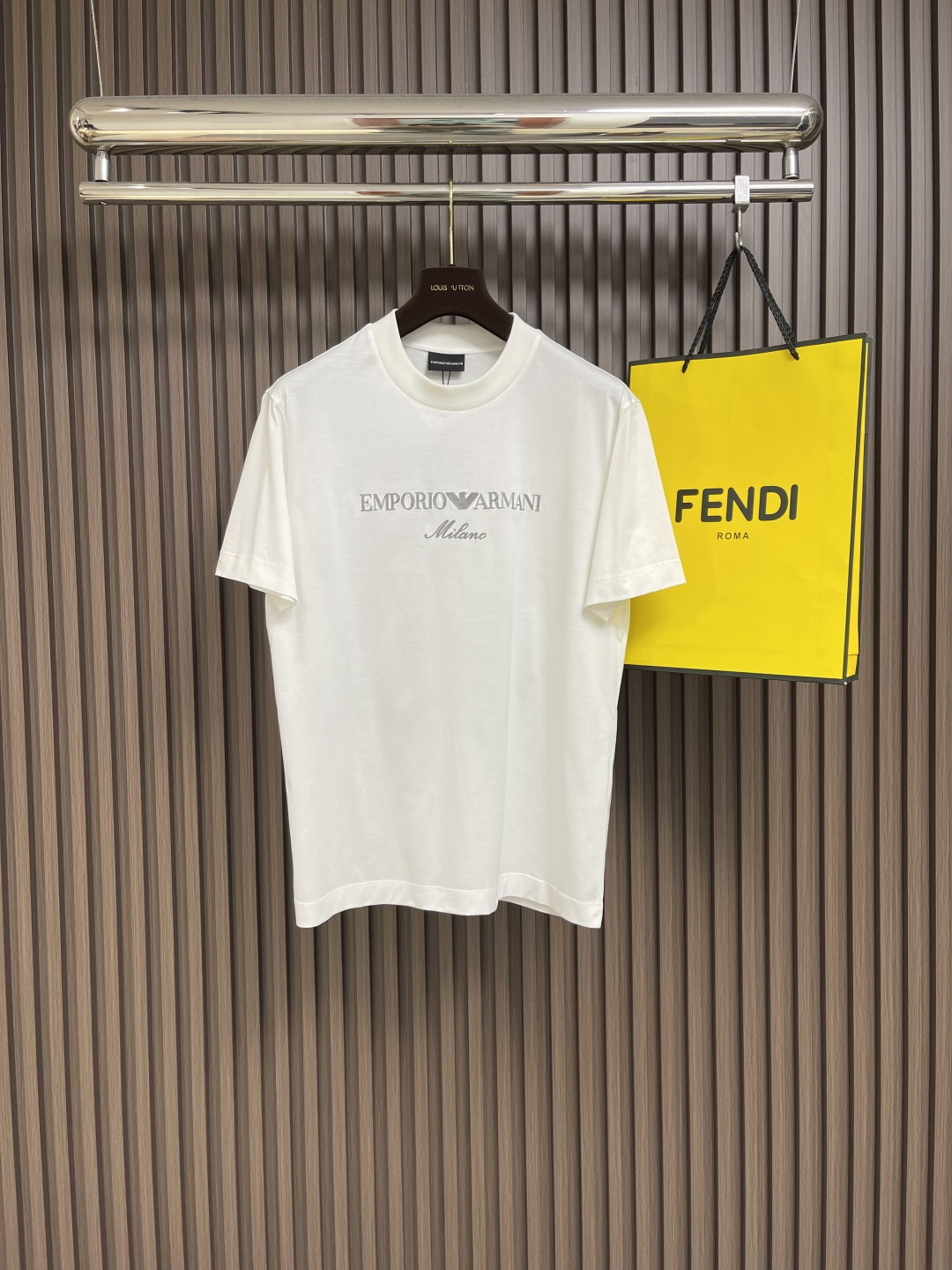 NO:162276,Emporio Armani EA 2025 new letter printed T-shirt, which is the simple and yet highlight-free style!  Choose cotton fabric with high comfort, which is soft, glutinous and delicate to the touch!  Skin-friendly, good moisture absorption and breathability, not stuffy, not sticky, dry and comfortable, good experience on the upper body, retro and durable on the chest, eye-catching and brilliant~ It is the kind of simple to look but can also feel the tone. Size M-3XL,,armani,armani,tees, t-shirt,alexander wang19860909Emporio Armani EA 阿玛尼2025新款 字母印花t恤,属于那种简约又不失亮点的款！选用舒适性很高的全棉面料 摸起来软糯细腻！亲肤 吸湿透气性好 不闷热 不粘腻干爽舒适 上身体验感佳,胸前印花复古耐看,吸睛出彩～就是那种看着简单 但是又能穿出腔调感.尺码M-3XL,,armani,armani,tees，t-shirt,alexander wang,Men's clothing